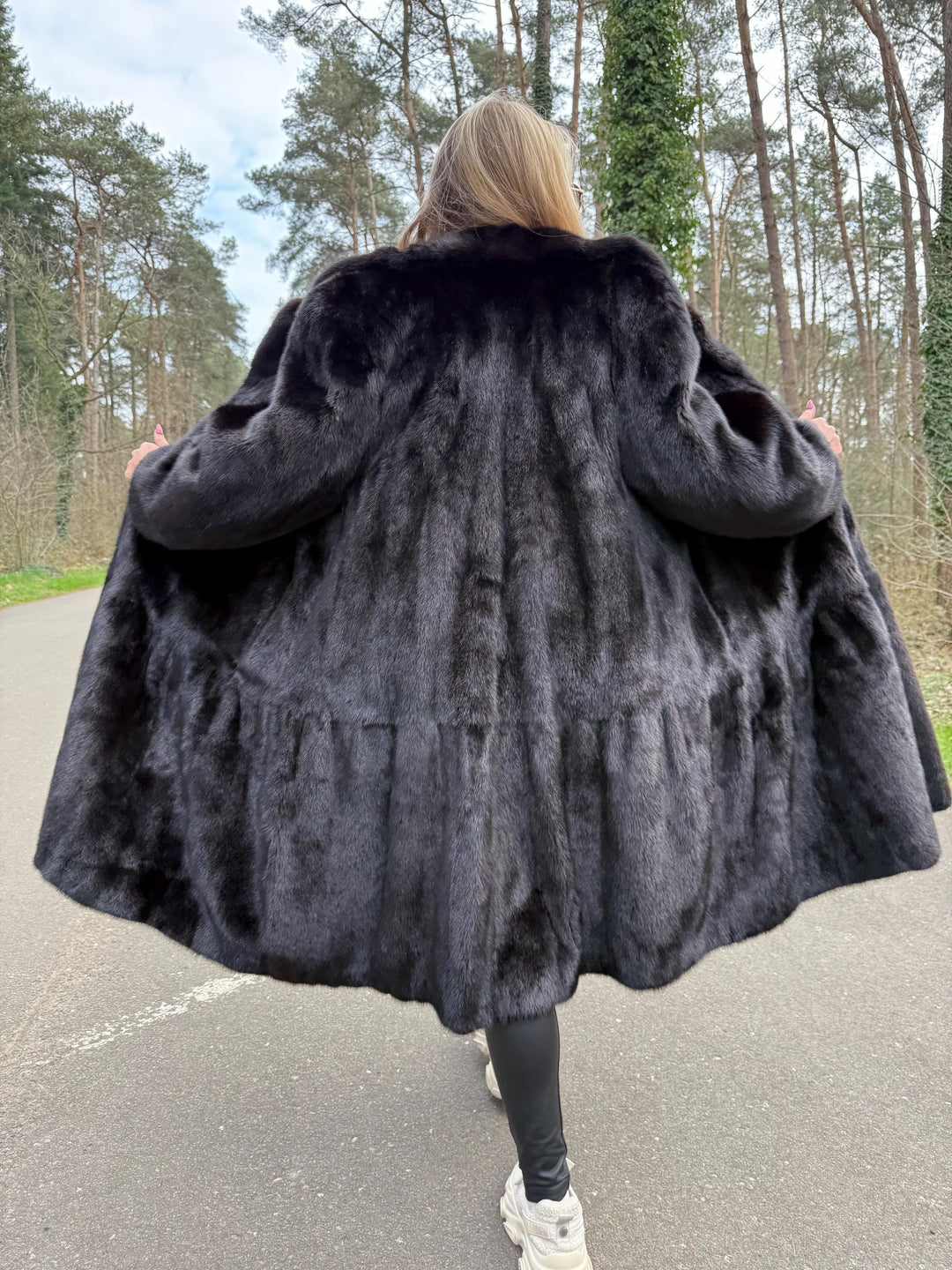 Saga Ranched Mink Fur Coat, Large Oversize Style, Saga Mink coat, Superb Quality Fur, As Good As New, Rich Expensive Style, Black Mink coat