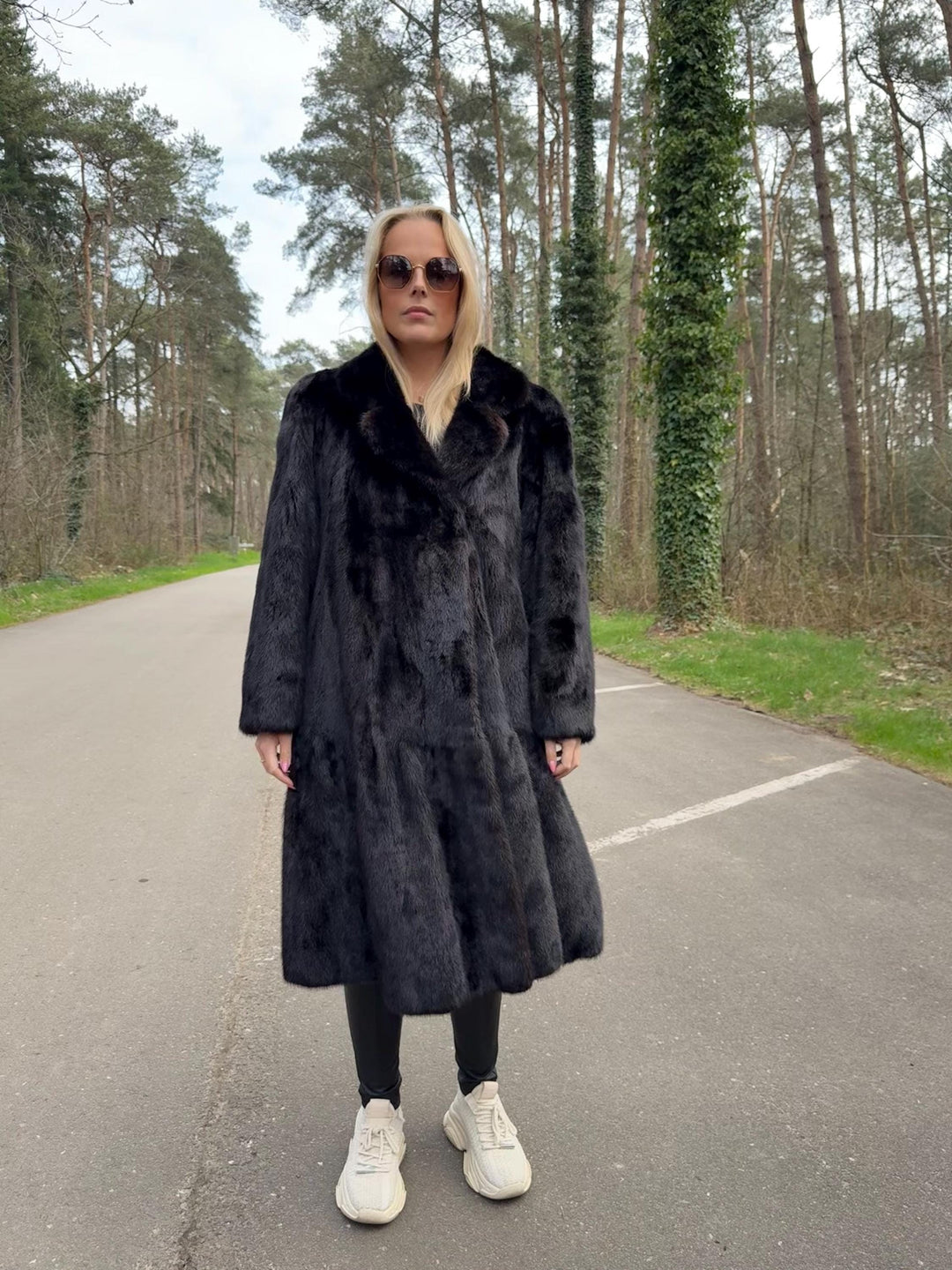 Saga Ranched Mink Fur Coat, Large Oversize Style, Saga Mink coat, Superb Quality Fur, As Good As New, Rich Expensive Style, Black Mink coat