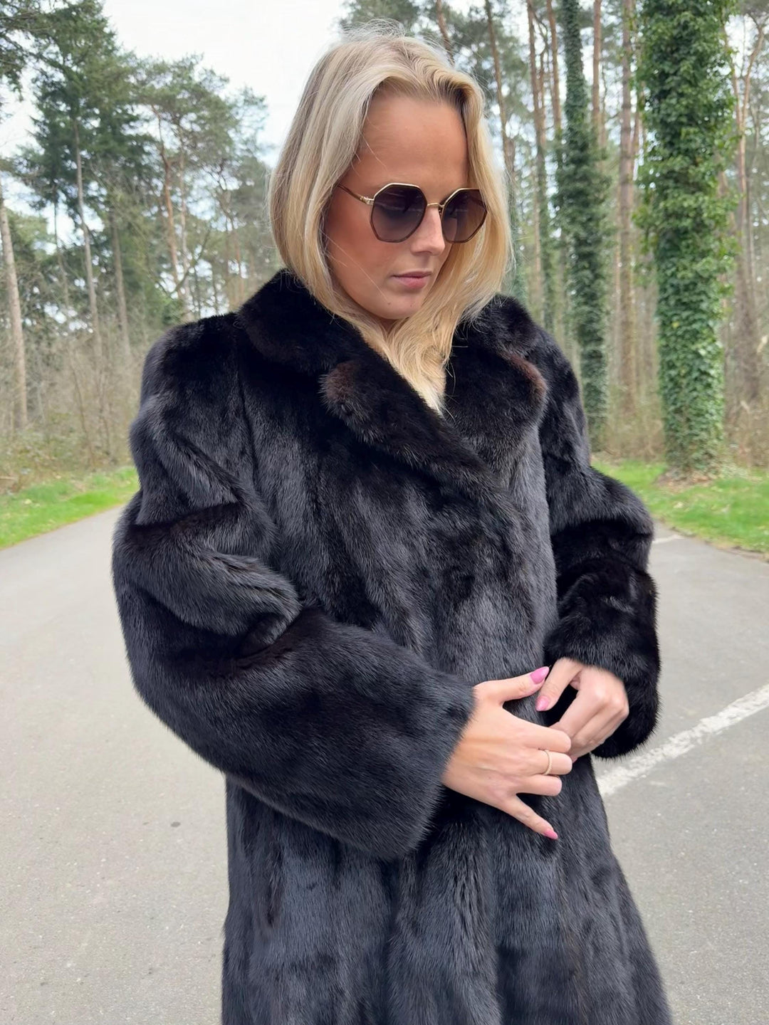 Saga Ranched Mink Fur Coat, Large Oversize Style, Saga Mink coat, Superb Quality Fur, As Good As New, Rich Expensive Style, Black Mink coat