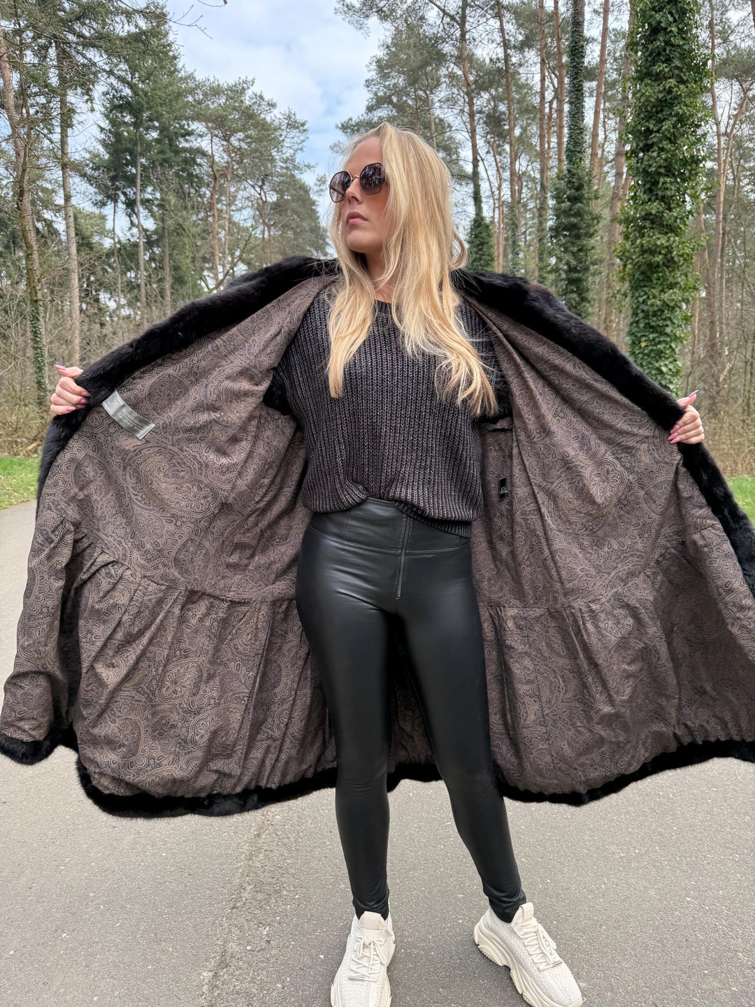 Saga Ranched Mink Fur Coat, Large Oversize Style, Saga Mink coat, Superb Quality Fur, As Good As New, Rich Expensive Style, Black Mink coat