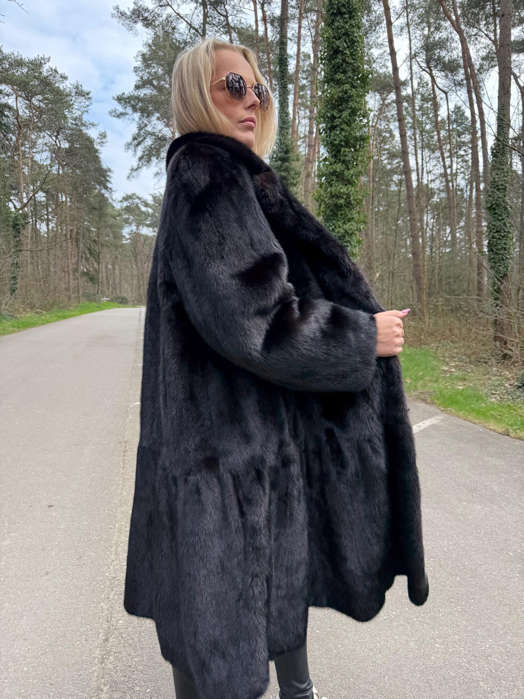 Saga Ranched Mink Fur Coat, Large Oversize Style, Saga Mink coat, Superb Quality Fur, As Good As New, Rich Expensive Style, Black Mink coat