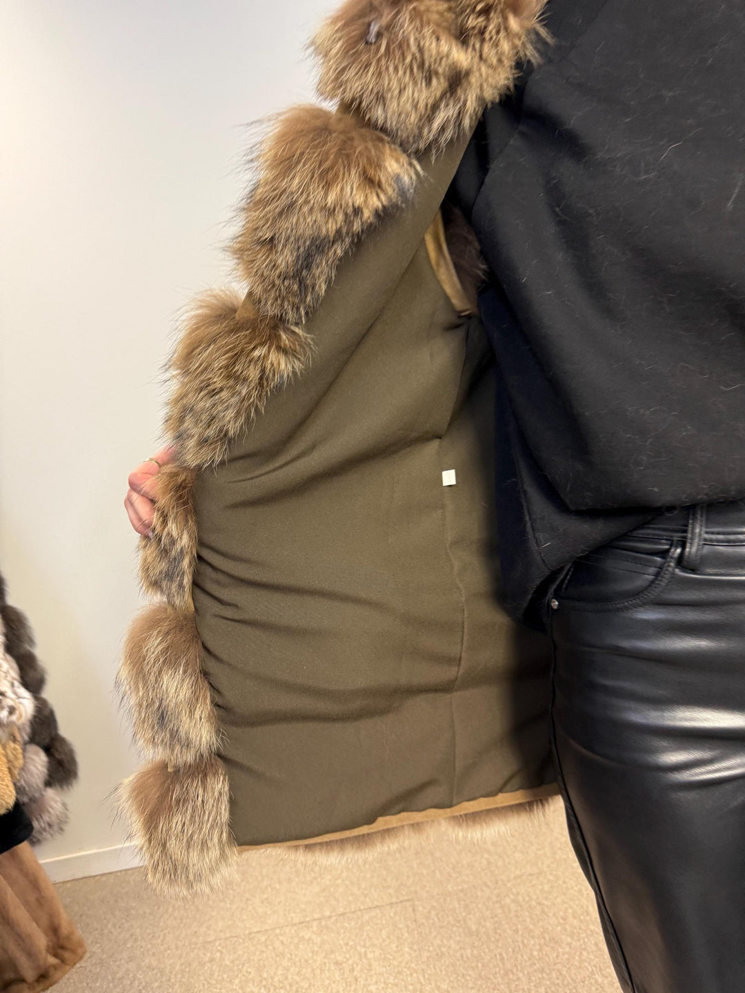 Brown fox fur vest in medium size, real fur vest, new, medium size, fox fur vest