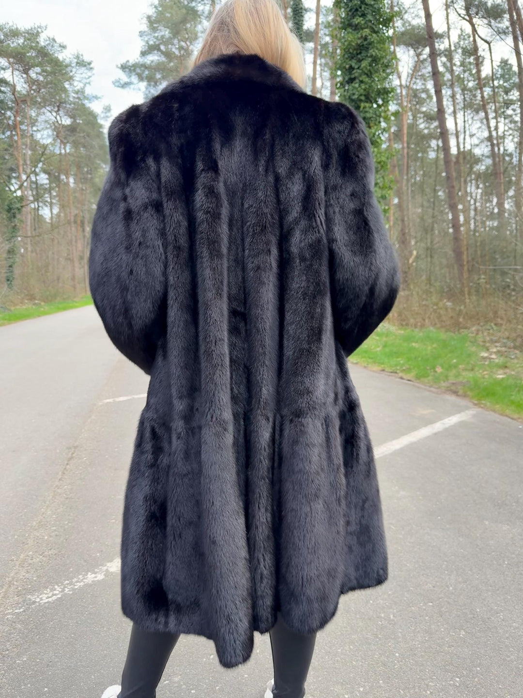 Saga Ranched Mink Fur Coat, Large Oversize Style, Saga Mink coat, Superb Quality Fur, As Good As New, Rich Expensive Style, Black Mink coat