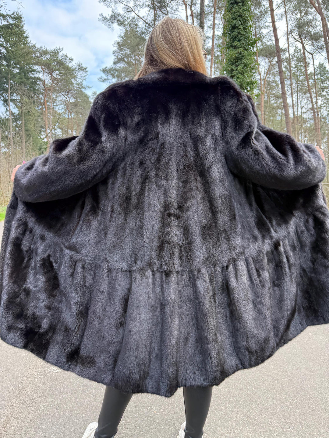 Saga Ranched Mink Fur Coat, Large Oversize Style, Saga Mink coat, Superb Quality Fur, As Good As New, Rich Expensive Style, Black Mink coat