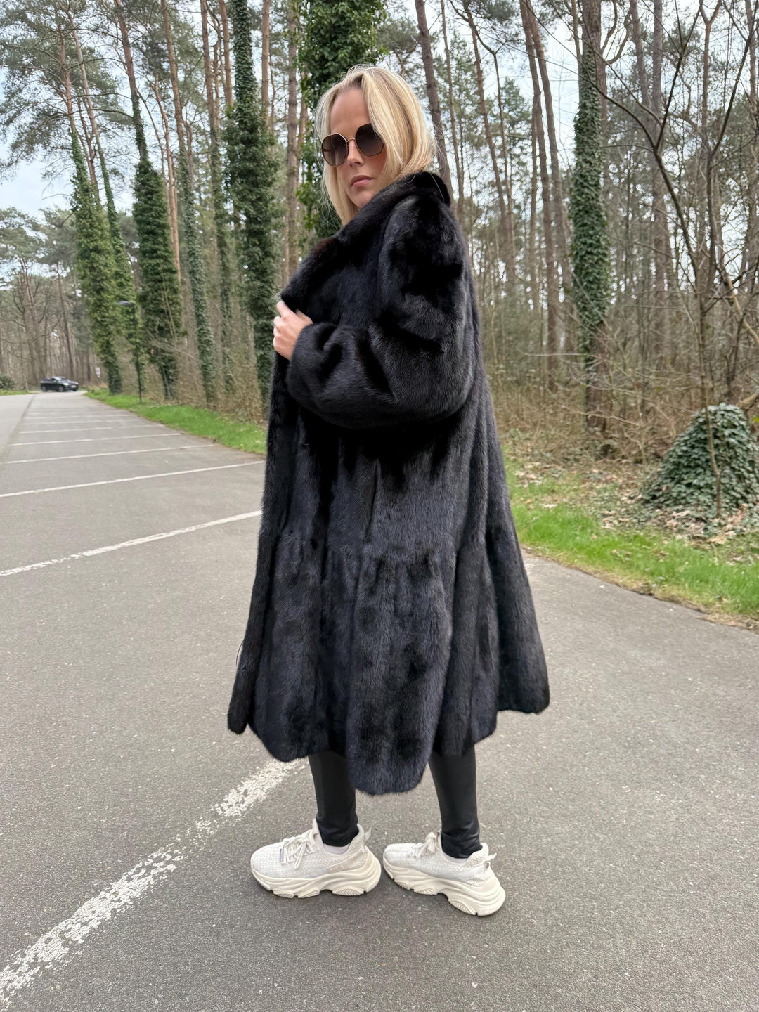 Saga Ranched Mink Fur Coat, Large Oversize Style, Saga Mink coat, Superb Quality Fur, As Good As New, Rich Expensive Style, Black Mink coat
