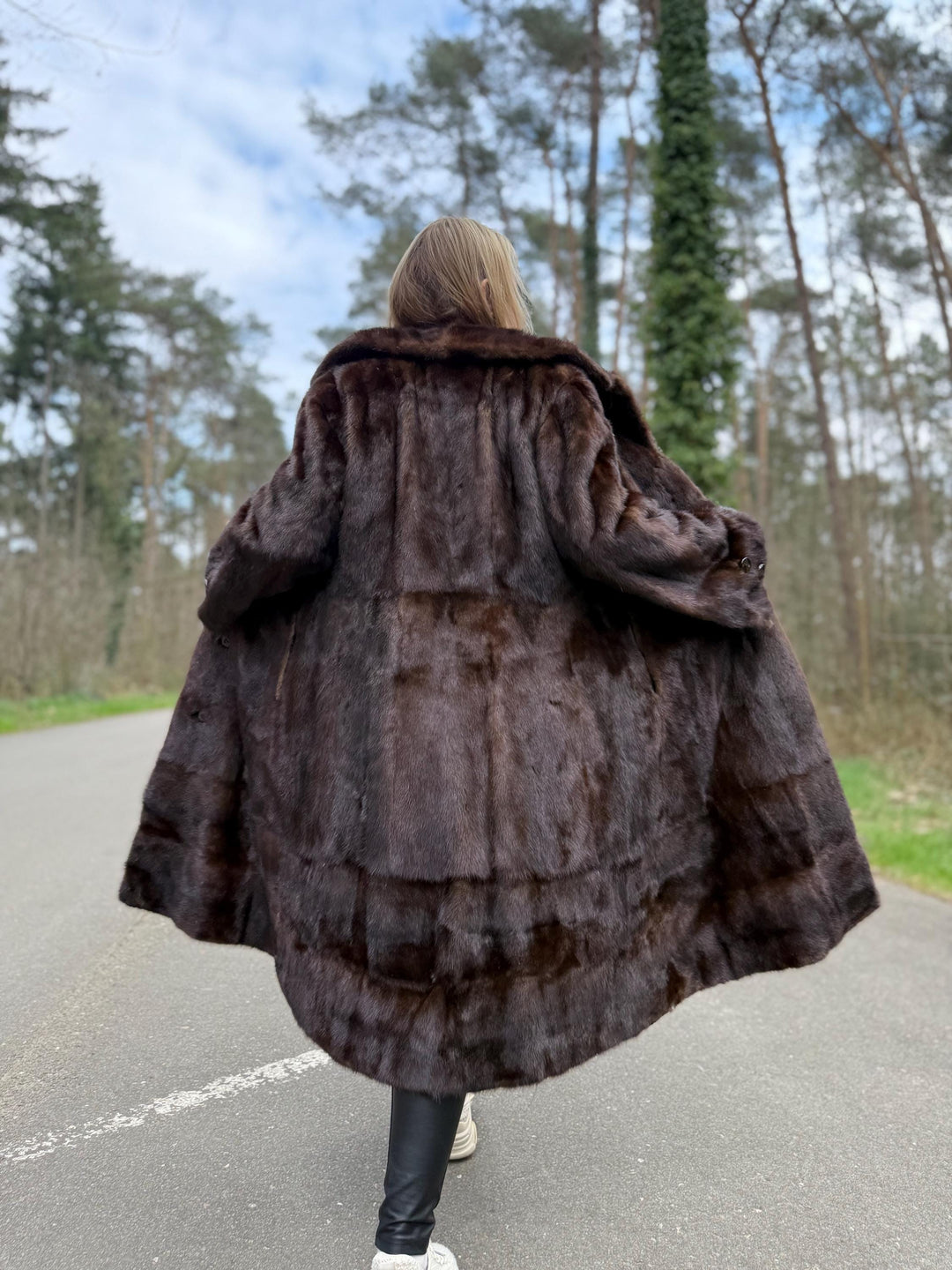 Brown Mink Fur Coat, Medium Size, High-Quality Fur, Soft Brown Mink Fur, Thick Mink Fur with Button Closure, Classic Vintage Style, Luxury