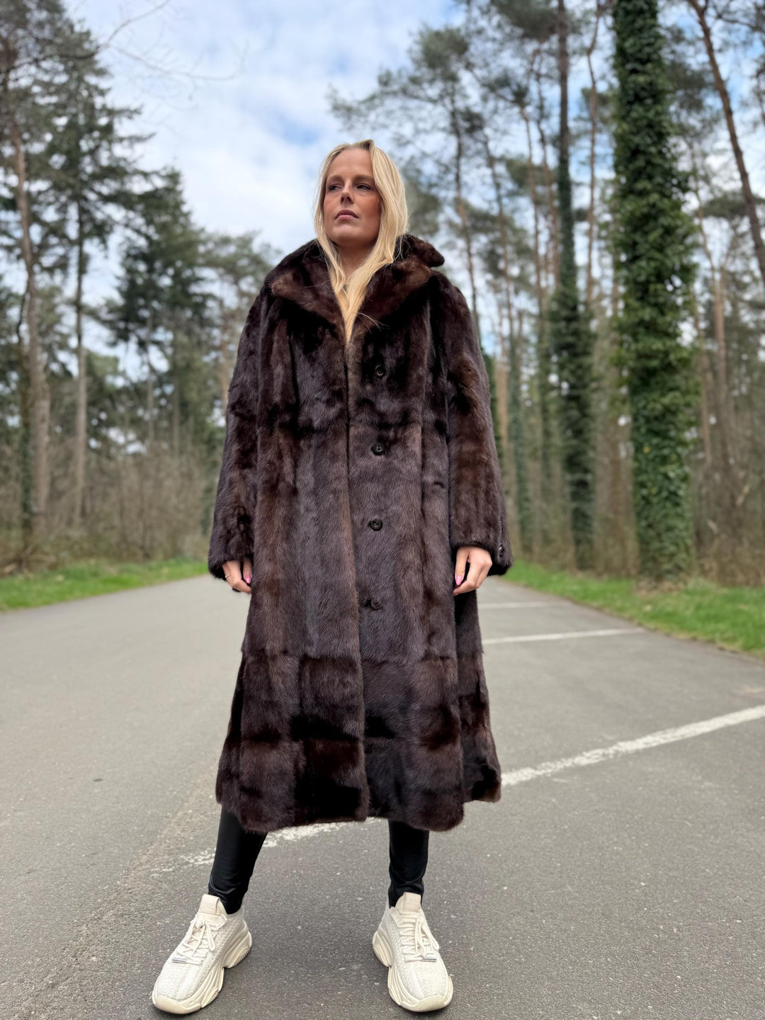Brown Mink Fur Coat, Medium Size, High-Quality Fur, Soft Brown Mink Fur, Thick Mink Fur with Button Closure, Classic Vintage Style, Luxury