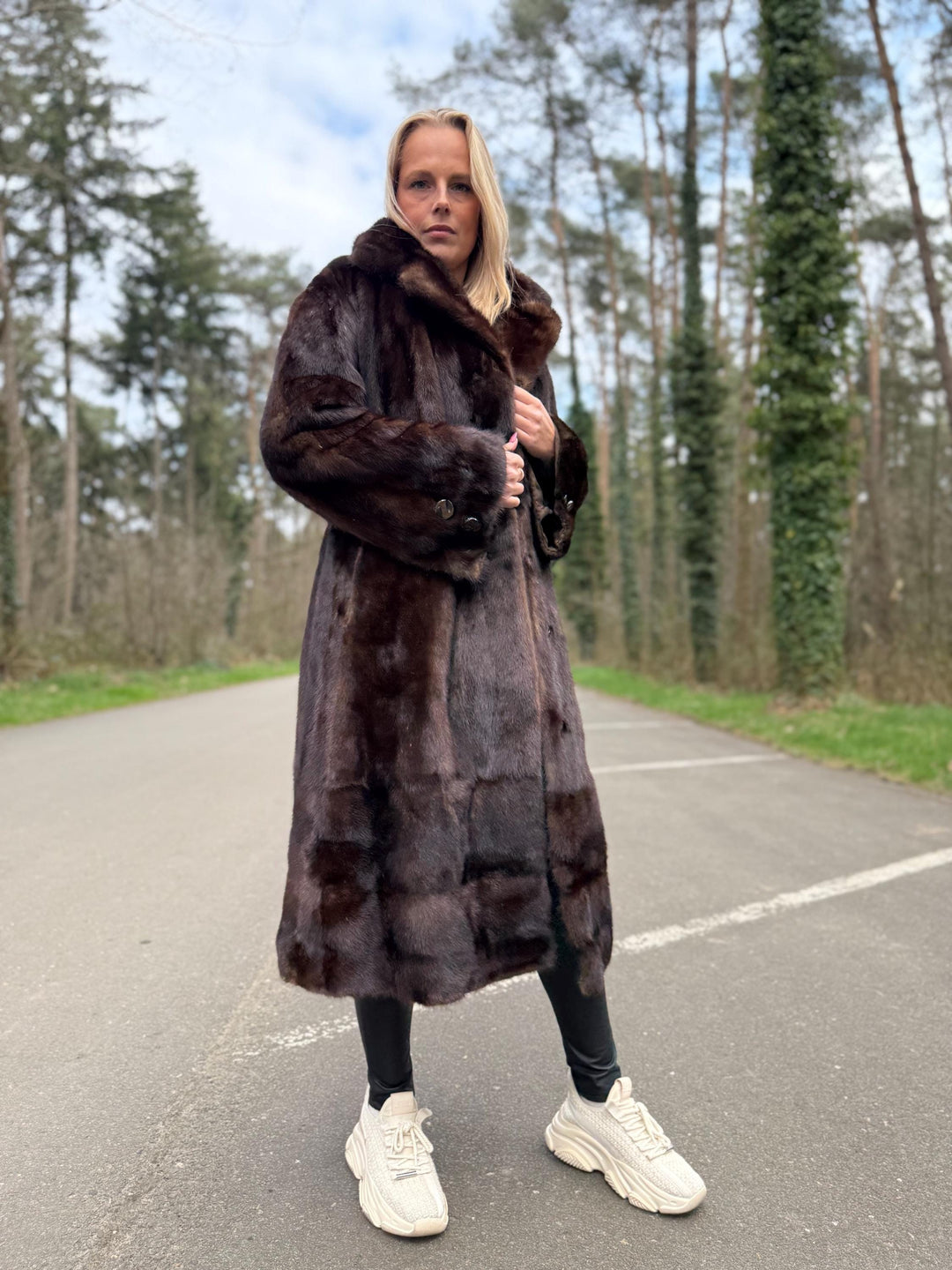 Brown Mink Fur Coat, Medium Size, High-Quality Fur, Soft Brown Mink Fur, Thick Mink Fur with Button Closure, Classic Vintage Style, Luxury