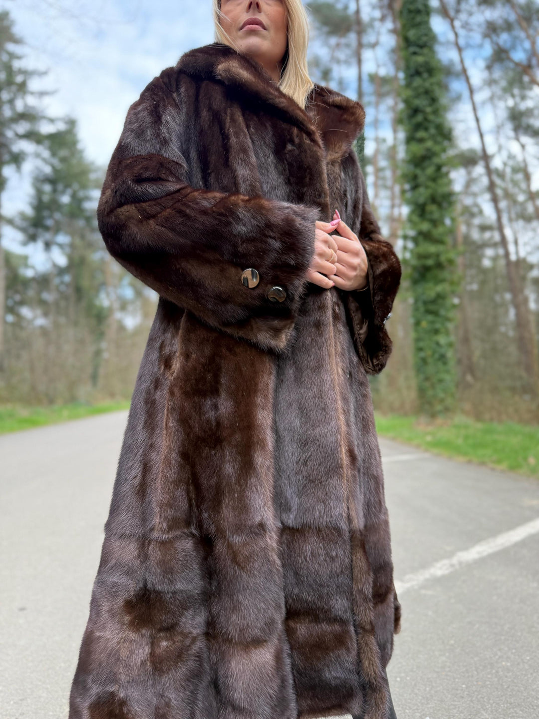 Brown Mink Fur Coat, Medium Size, High-Quality Fur, Soft Brown Mink Fur, Thick Mink Fur with Button Closure, Classic Vintage Style, Luxury