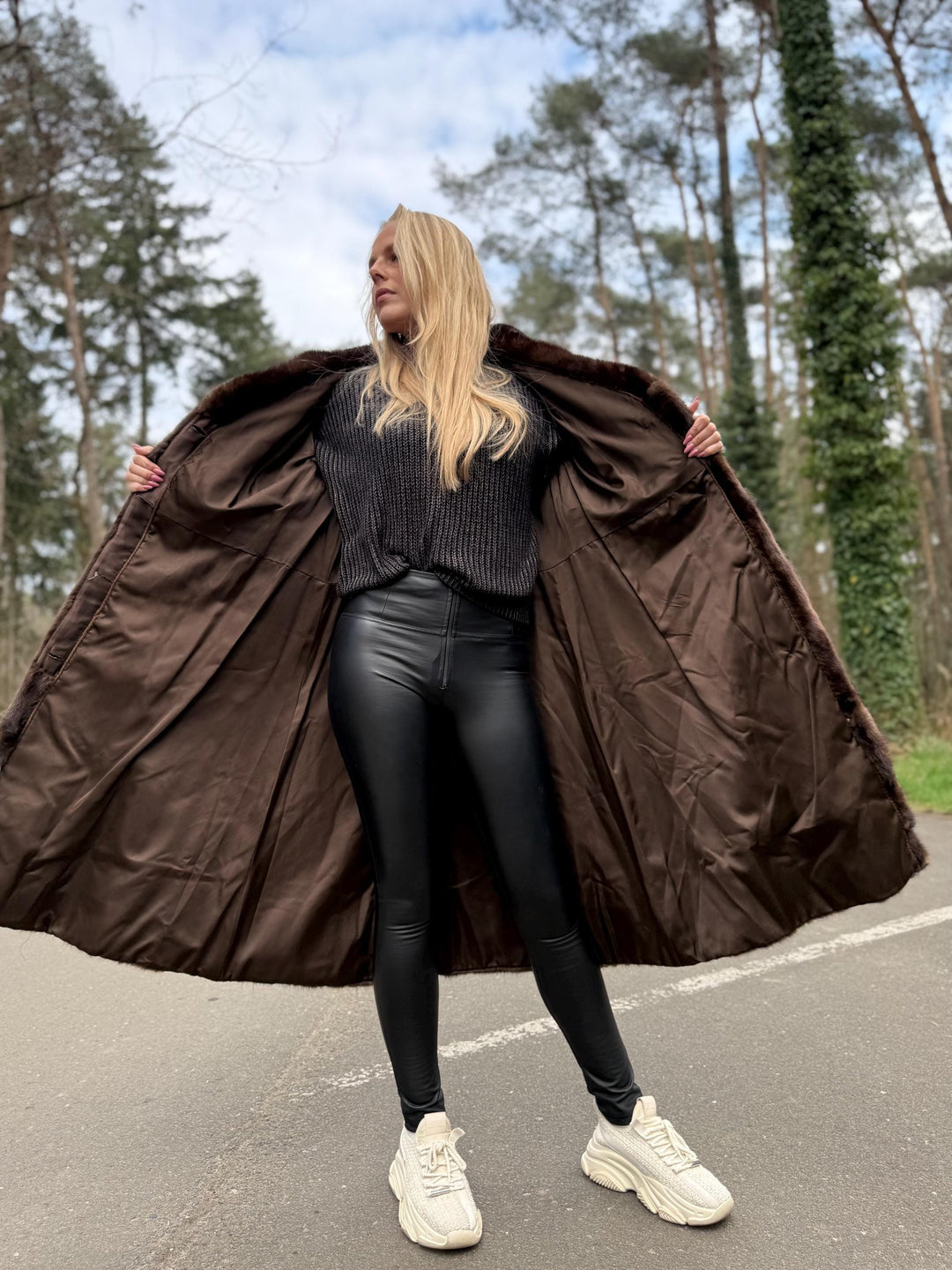 Brown Mink Fur Coat, Medium Size, High-Quality Fur, Soft Brown Mink Fur, Thick Mink Fur with Button Closure, Classic Vintage Style, Luxury