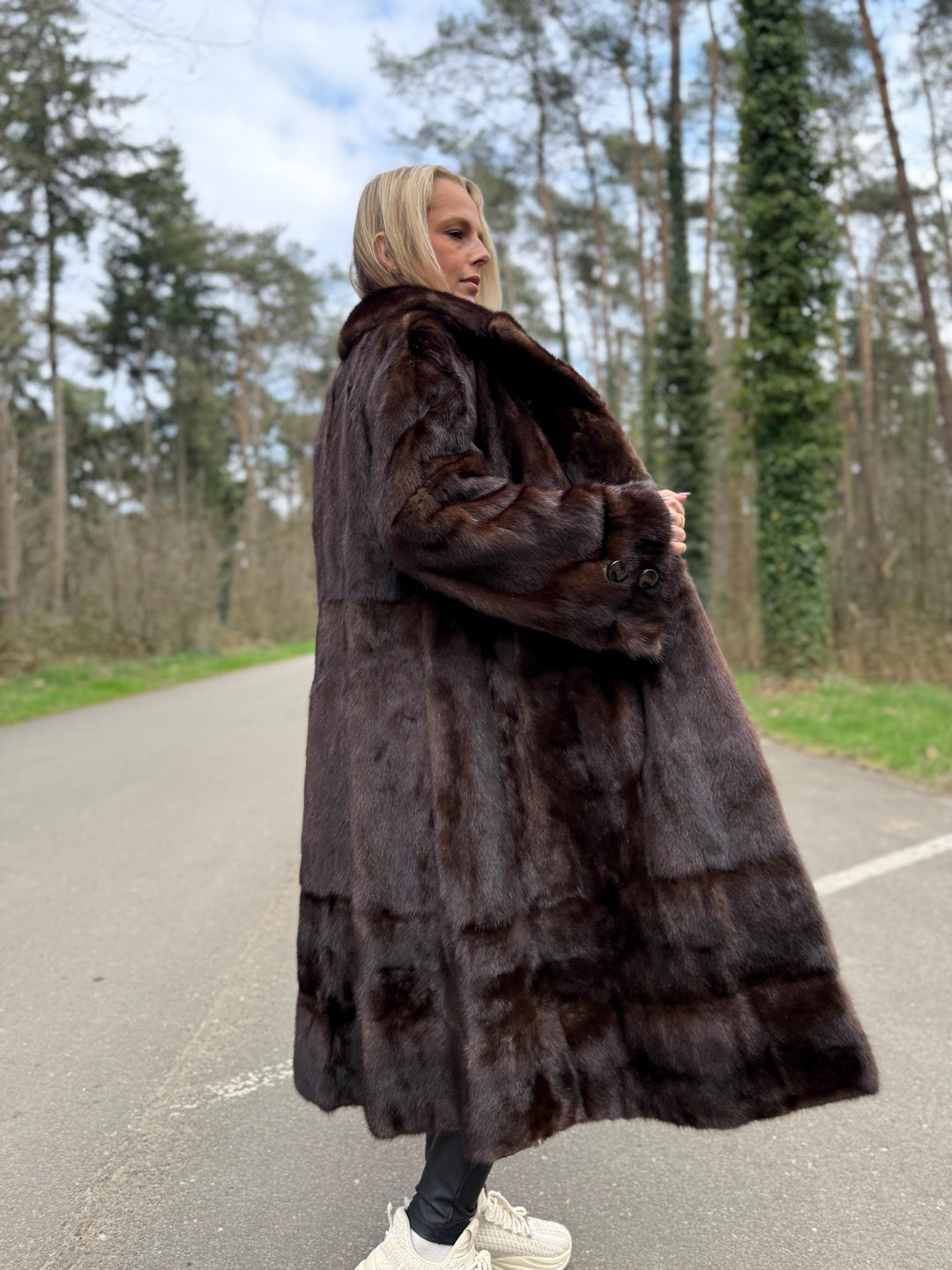 Brown Mink Fur Coat, Medium Size, High-Quality Fur, Soft Brown Mink Fur, Thick Mink Fur with Button Closure, Classic Vintage Style, Luxury