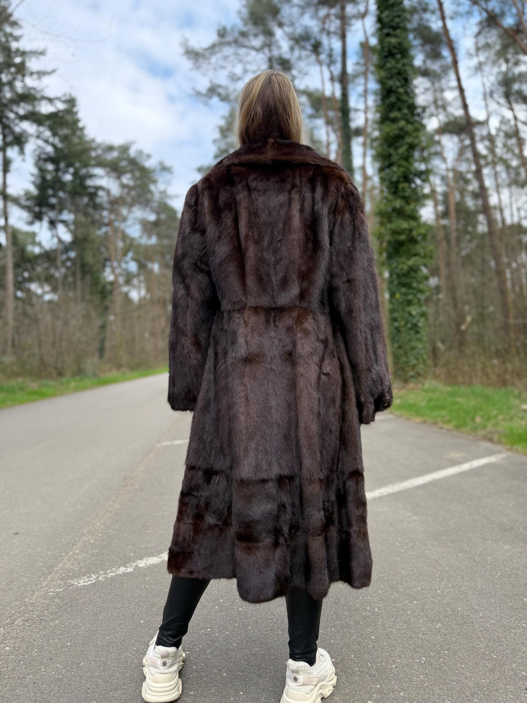 Brown Mink Fur Coat, Medium Size, High-Quality Fur, Soft Brown Mink Fur, Thick Mink Fur with Button Closure, Classic Vintage Style, Luxury