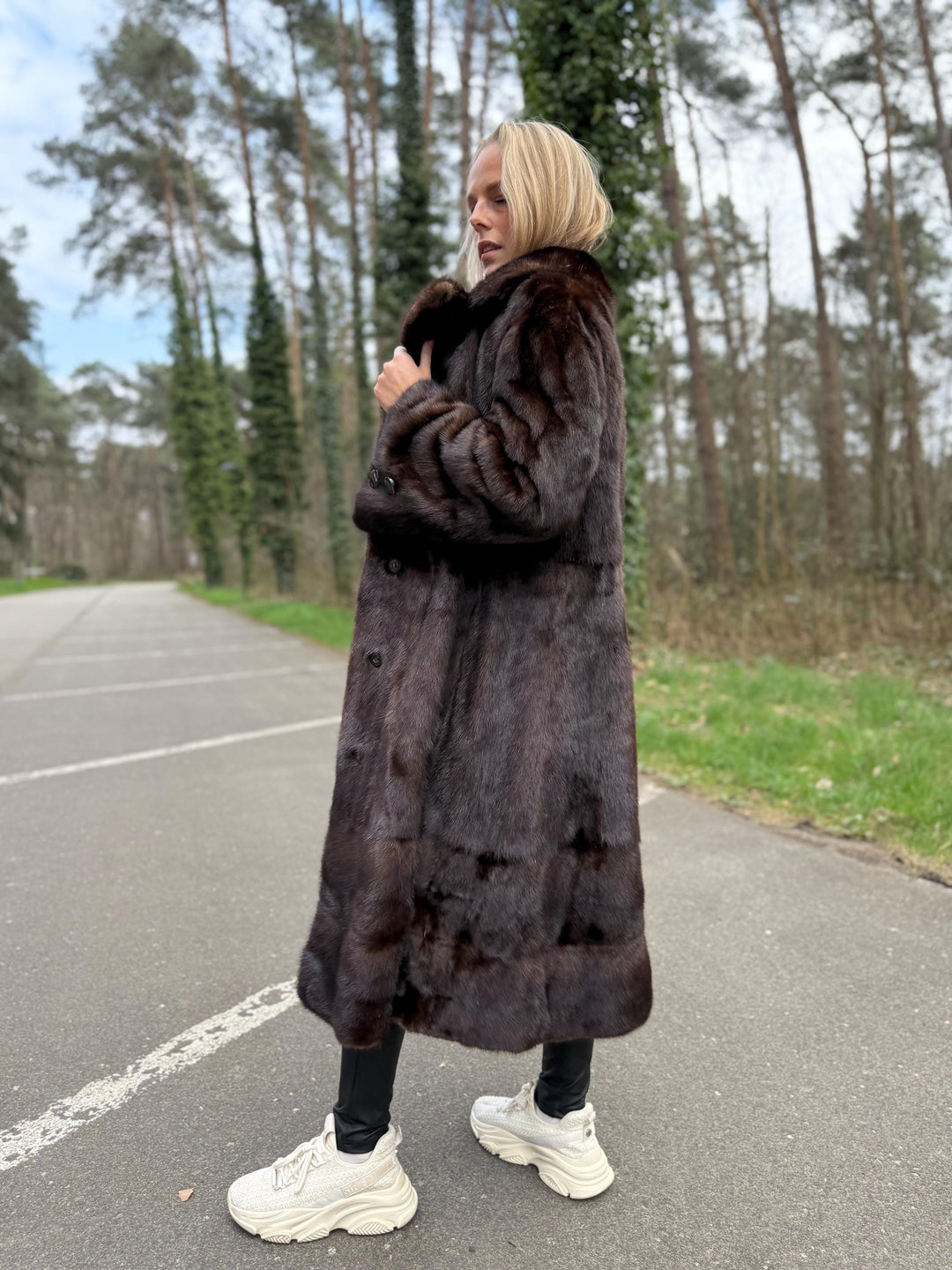 Brown Mink Fur Coat, Medium Size, High-Quality Fur, Soft Brown Mink Fur, Thick Mink Fur with Button Closure, Classic Vintage Style, Luxury