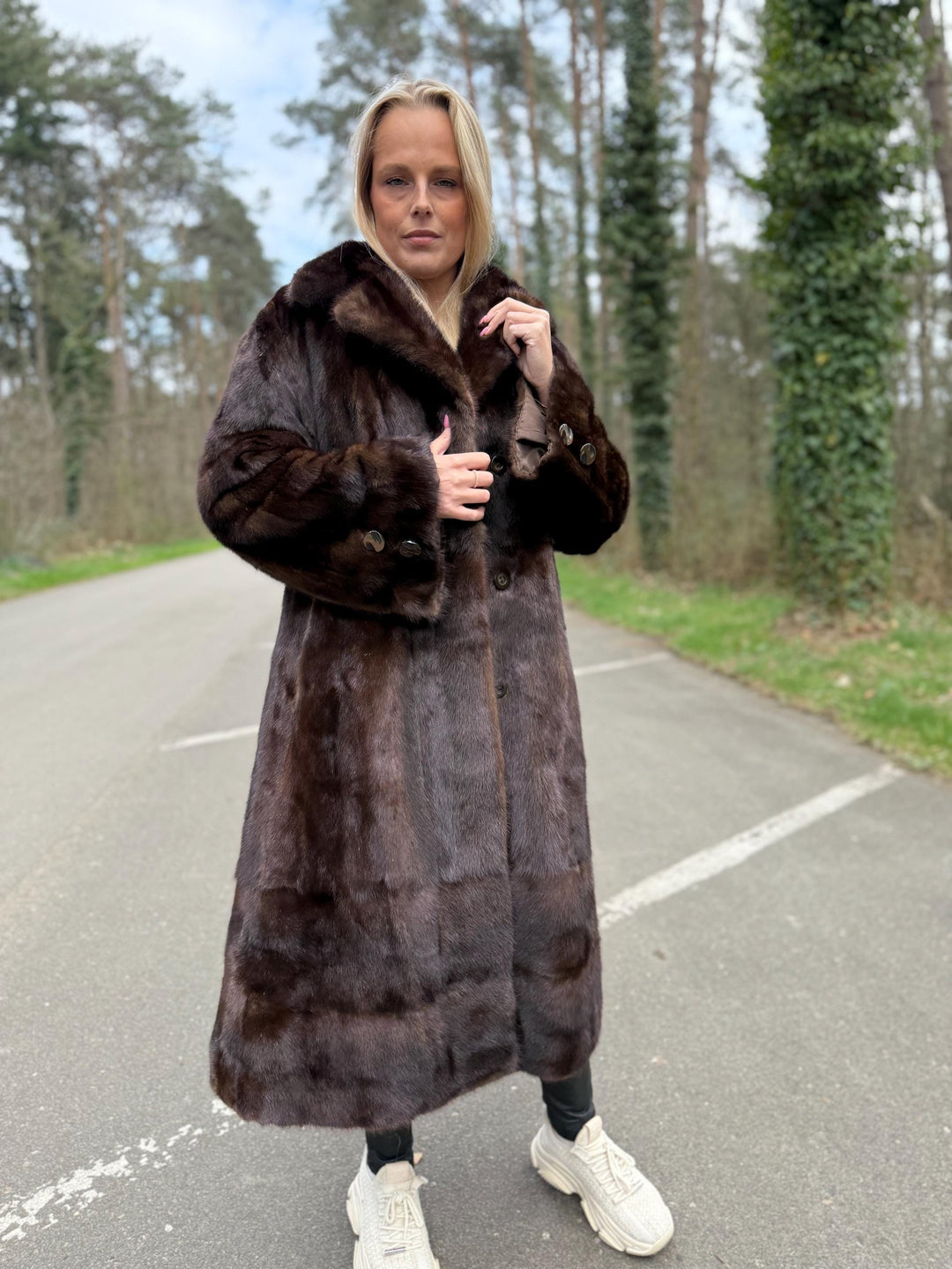 Brown Mink Fur Coat, Medium Size, High-Quality Fur, Soft Brown Mink Fur, Thick Mink Fur with Button Closure, Classic Vintage Style, Luxury