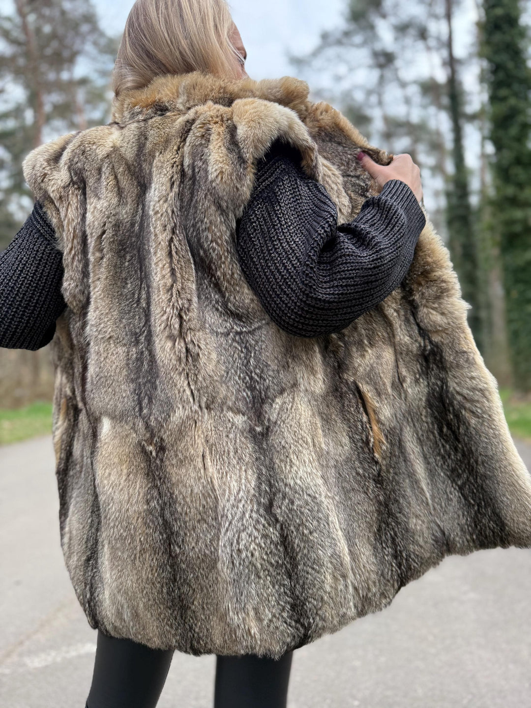 JOBIS Coyote Fur Vest in Small Size, Real Coyote Fur, Soft and Thick Fur Vest, Warm & Luxurious Fur Vest, Eye-Catching Vintage Style, Coyote