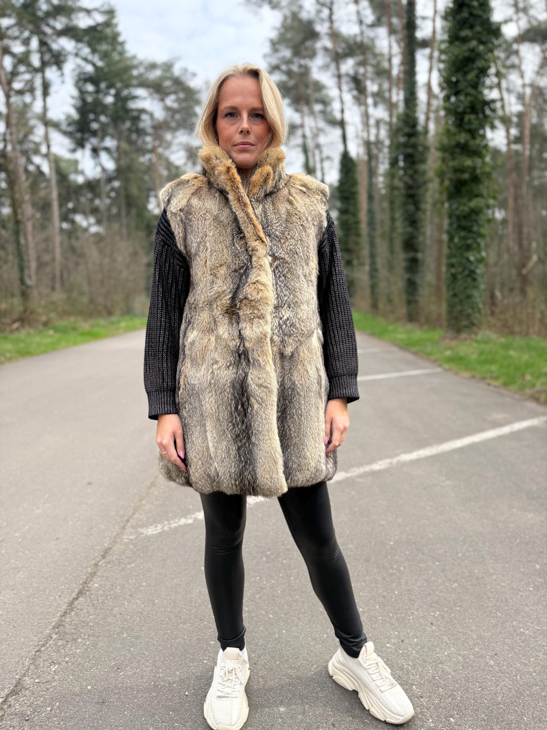 JOBIS Coyote Fur Vest in Small Size, Real Coyote Fur, Soft and Thick Fur Vest, Warm & Luxurious Fur Vest, Eye-Catching Vintage Style, Coyote