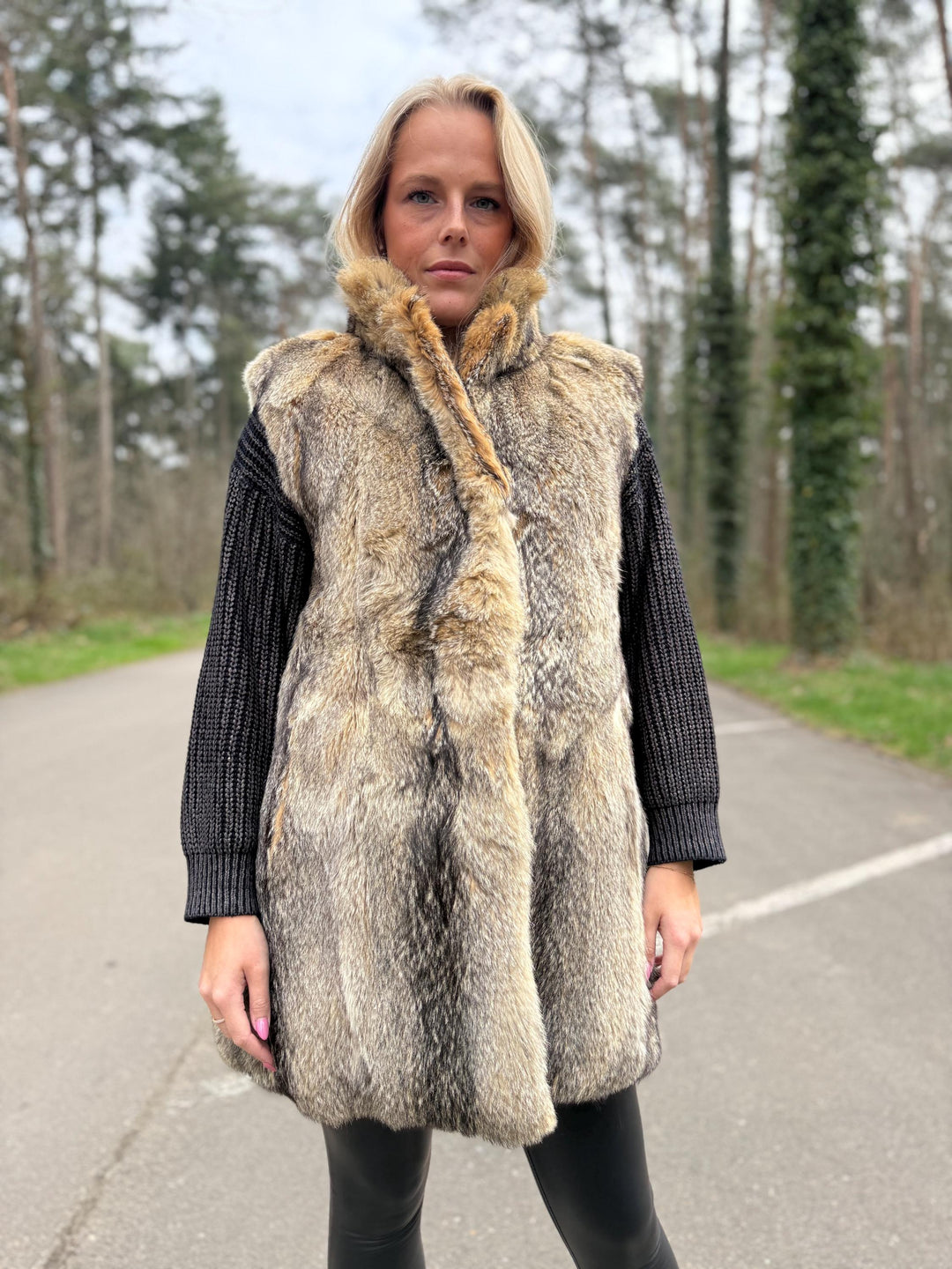 JOBIS Coyote Fur Vest in Small Size, Real Coyote Fur, Soft and Thick Fur Vest, Warm & Luxurious Fur Vest, Eye-Catching Vintage Style, Coyote