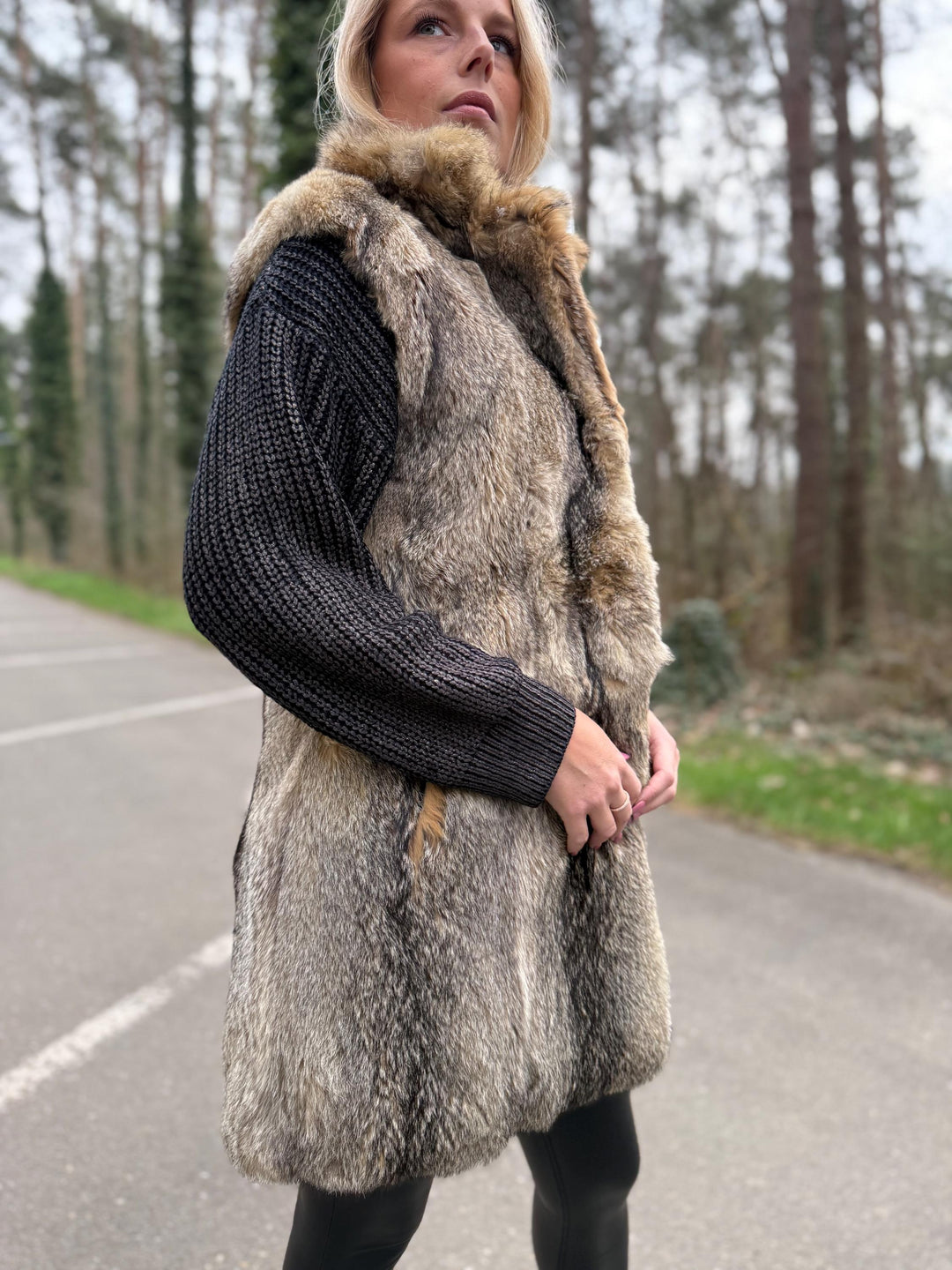 JOBIS Coyote Fur Vest in Small Size, Real Coyote Fur, Soft and Thick Fur Vest, Warm & Luxurious Fur Vest, Eye-Catching Vintage Style, Coyote