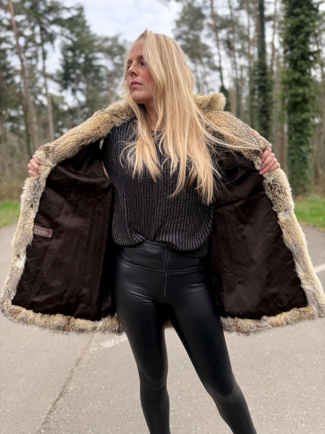 JOBIS Coyote Fur Vest in Small Size, Real Coyote Fur, Soft and Thick Fur Vest, Warm & Luxurious Fur Vest, Eye-Catching Vintage Style, Coyote