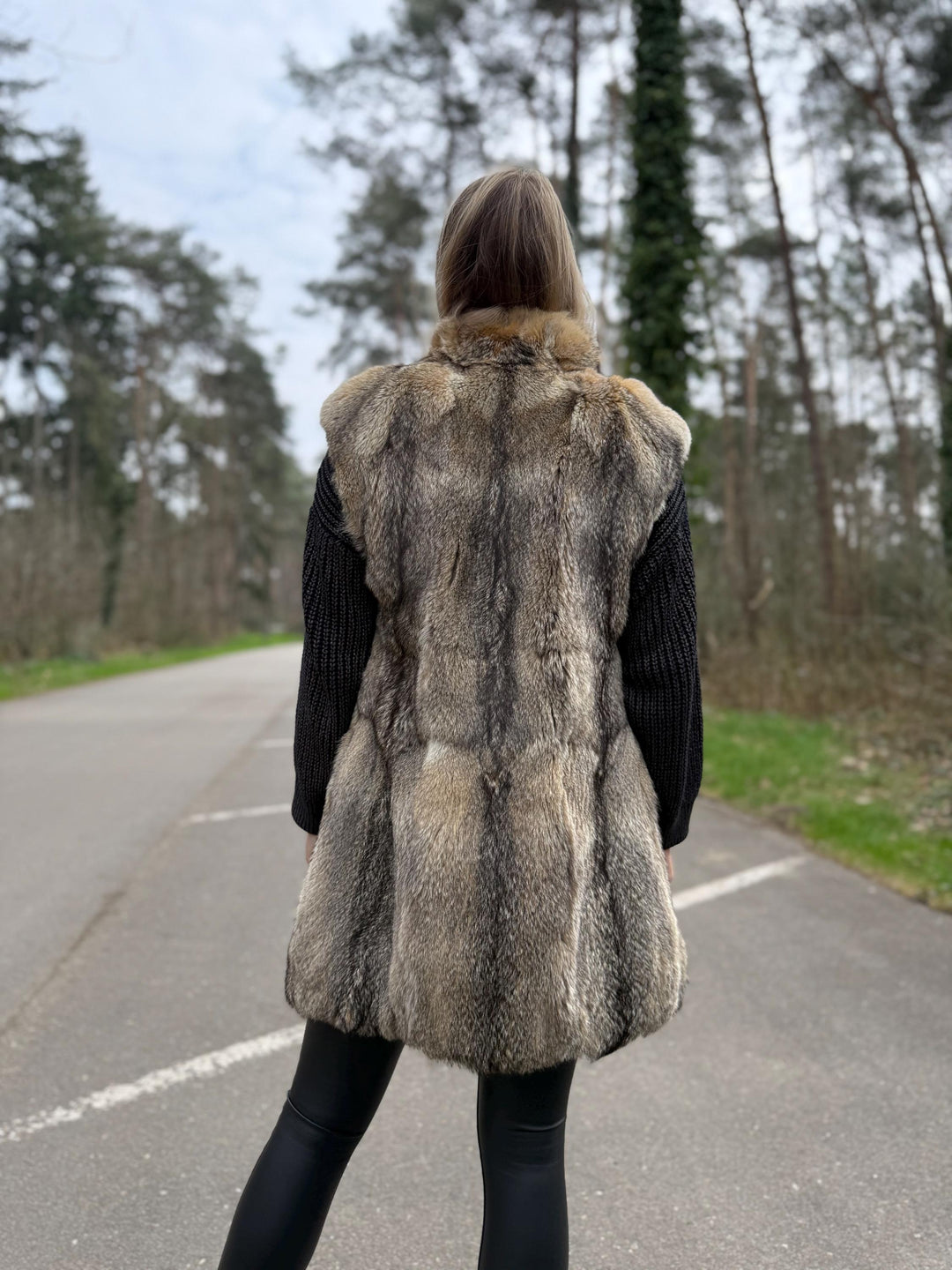 JOBIS Coyote Fur Vest in Small Size, Real Coyote Fur, Soft and Thick Fur Vest, Warm & Luxurious Fur Vest, Eye-Catching Vintage Style, Coyote