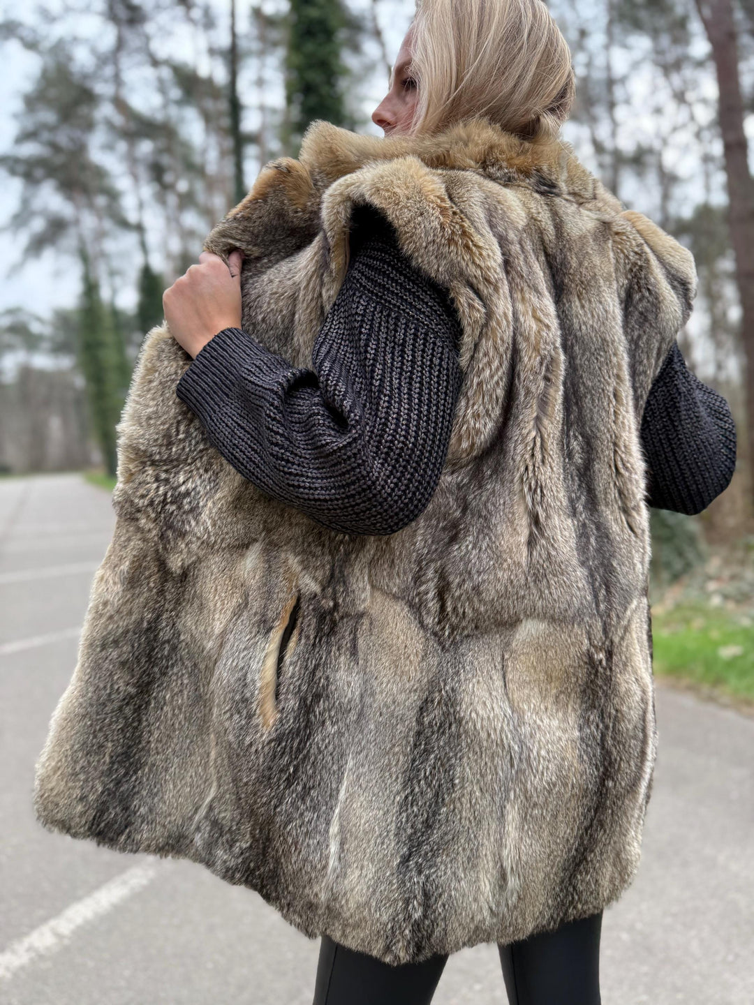 JOBIS Coyote Fur Vest in Small Size, Real Coyote Fur, Soft and Thick Fur Vest, Warm & Luxurious Fur Vest, Eye-Catching Vintage Style, Coyote