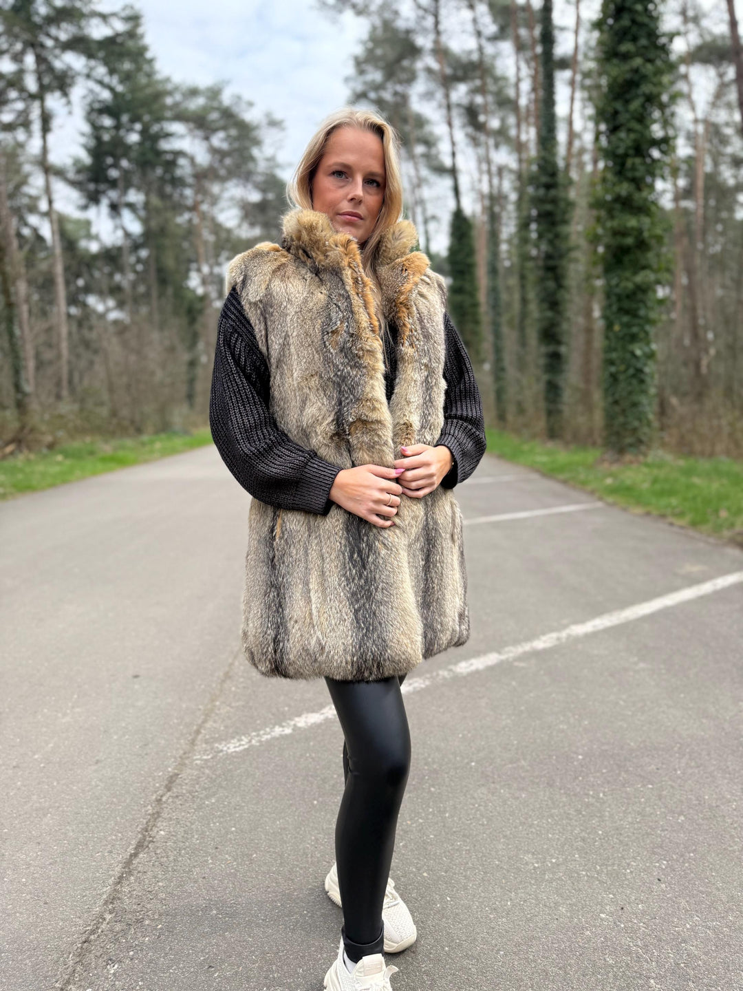 JOBIS Coyote Fur Vest in Small Size, Real Coyote Fur, Soft and Thick Fur Vest, Warm & Luxurious Fur Vest, Eye-Catching Vintage Style, Coyote