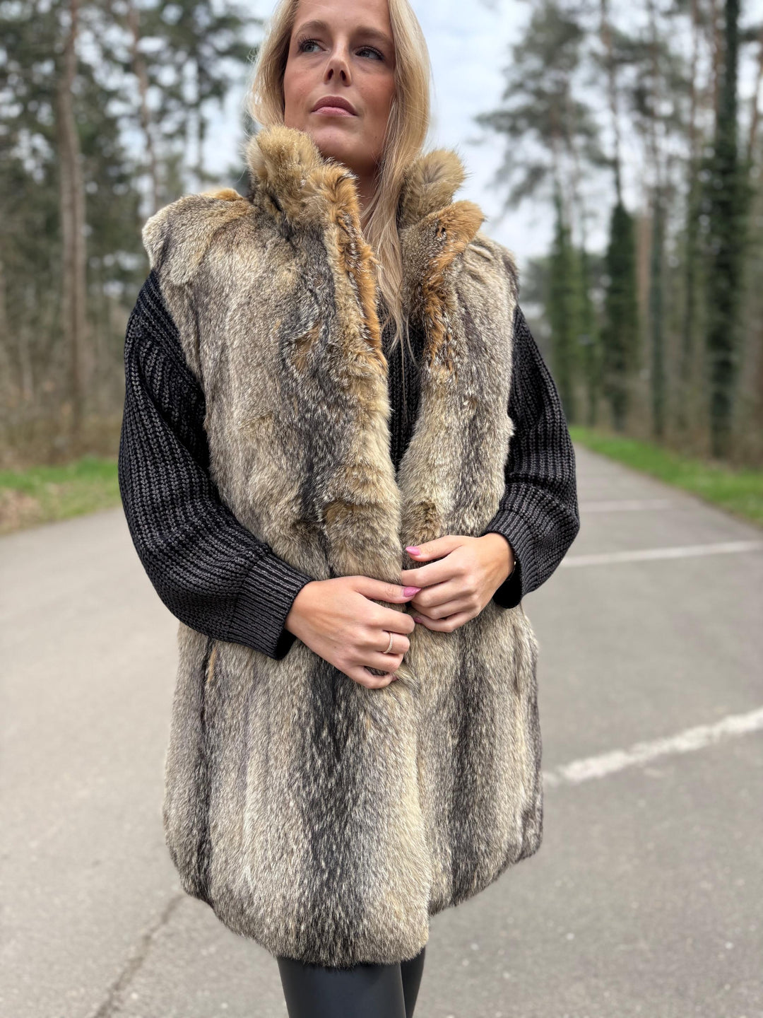 JOBIS Coyote Fur Vest in Small Size, Real Coyote Fur, Soft and Thick Fur Vest, Warm & Luxurious Fur Vest, Eye-Catching Vintage Style, Coyote