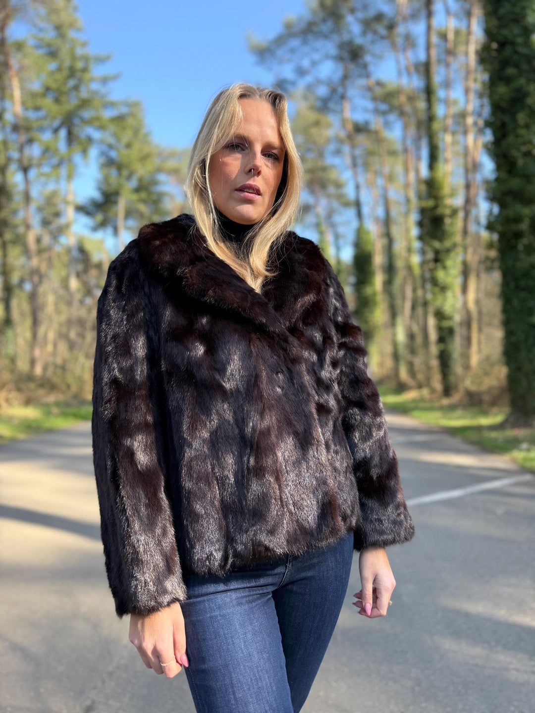 Short Dark Brown Mink Jacket in Medium Size, Genuine Mink Fur, Soft Fur Jacket, Classic Vintage Style, Excellent Condition, Brown Mink Fur