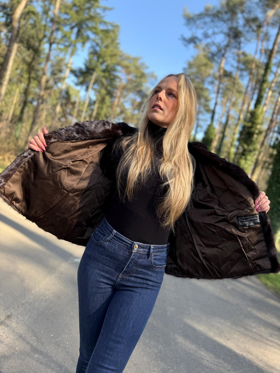 Short Dark Brown Mink Jacket in Medium Size, Genuine Mink Fur, Soft Fur Jacket, Classic Vintage Style, Excellent Condition, Brown Mink Fur