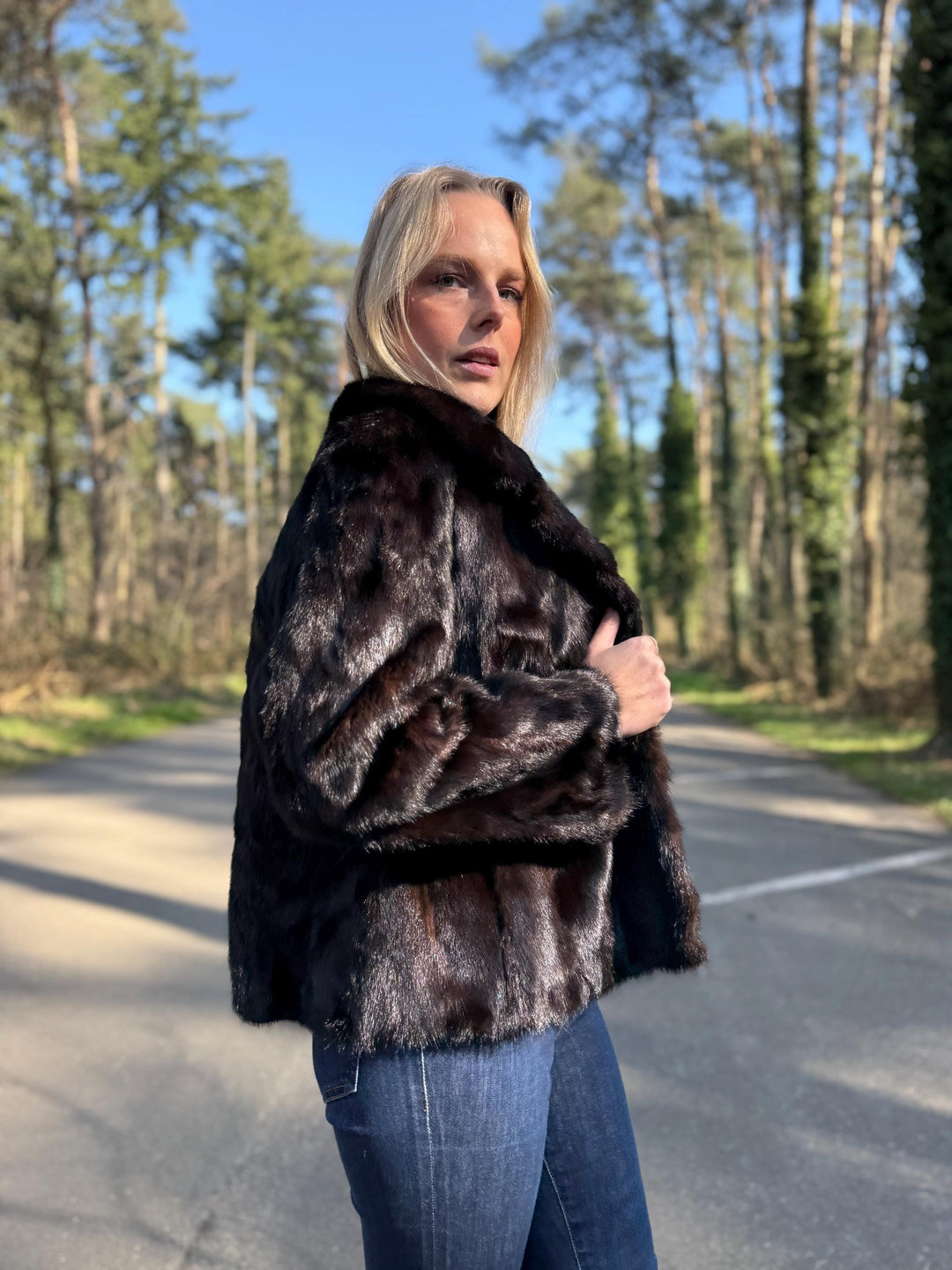 Short Dark Brown Mink Jacket in Medium Size, Genuine Mink Fur, Soft Fur Jacket, Classic Vintage Style, Excellent Condition, Brown Mink Fur