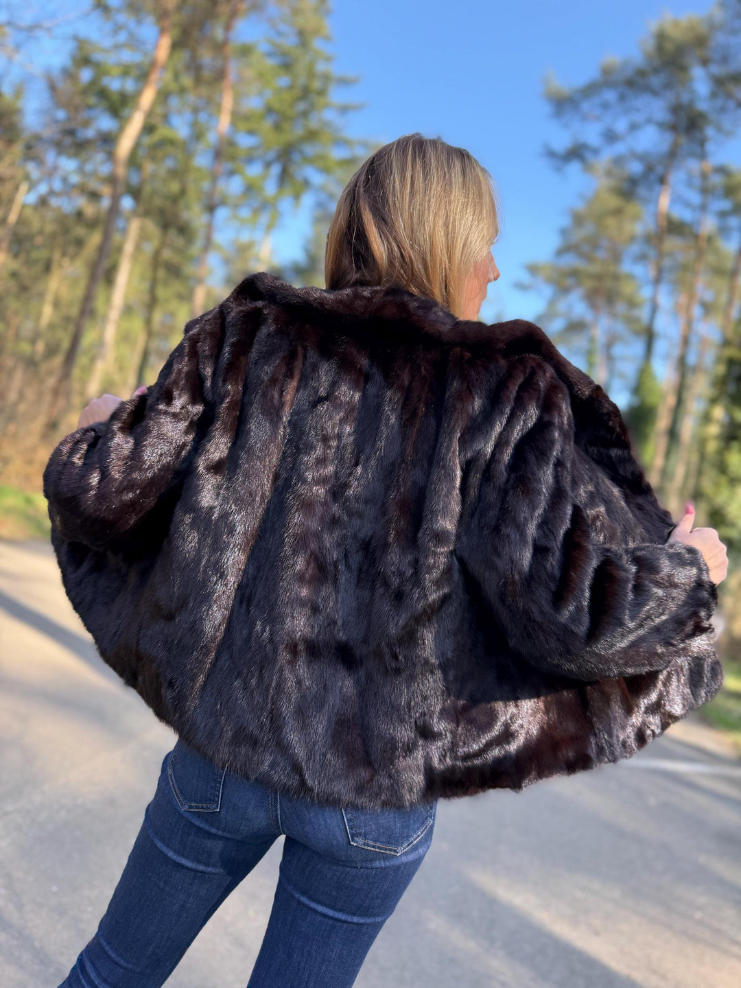 Short Dark Brown Mink Jacket in Medium Size, Genuine Mink Fur, Soft Fur Jacket, Classic Vintage Style, Excellent Condition, Brown Mink Fur