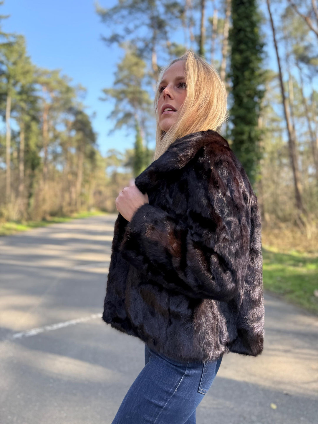 Short Dark Brown Mink Jacket in Medium Size, Genuine Mink Fur, Soft Fur Jacket, Classic Vintage Style, Excellent Condition, Brown Mink Fur