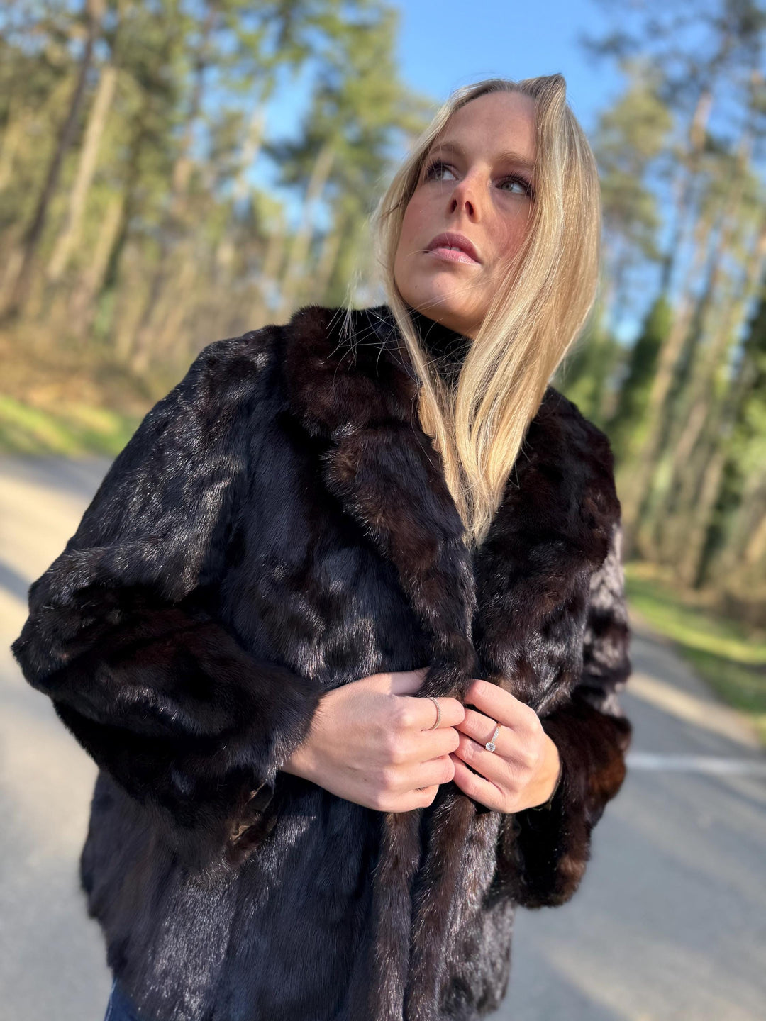 Short Dark Brown Mink Jacket in Medium Size, Genuine Mink Fur, Soft Fur Jacket, Classic Vintage Style, Excellent Condition, Brown Mink Fur