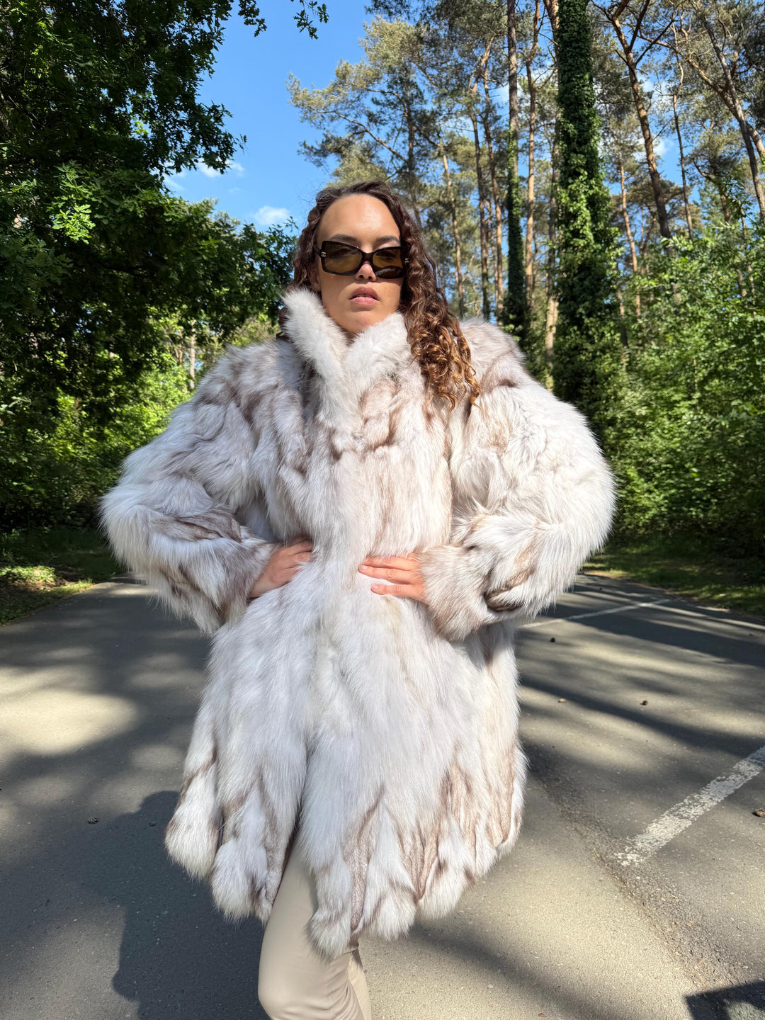 White Nordic Fox Fur Coat L – Real Soft Blue Fox, Unique Vintage Design, Warm and Cozy Feel, Elegant Look, Comfortable Winter Coat for Women