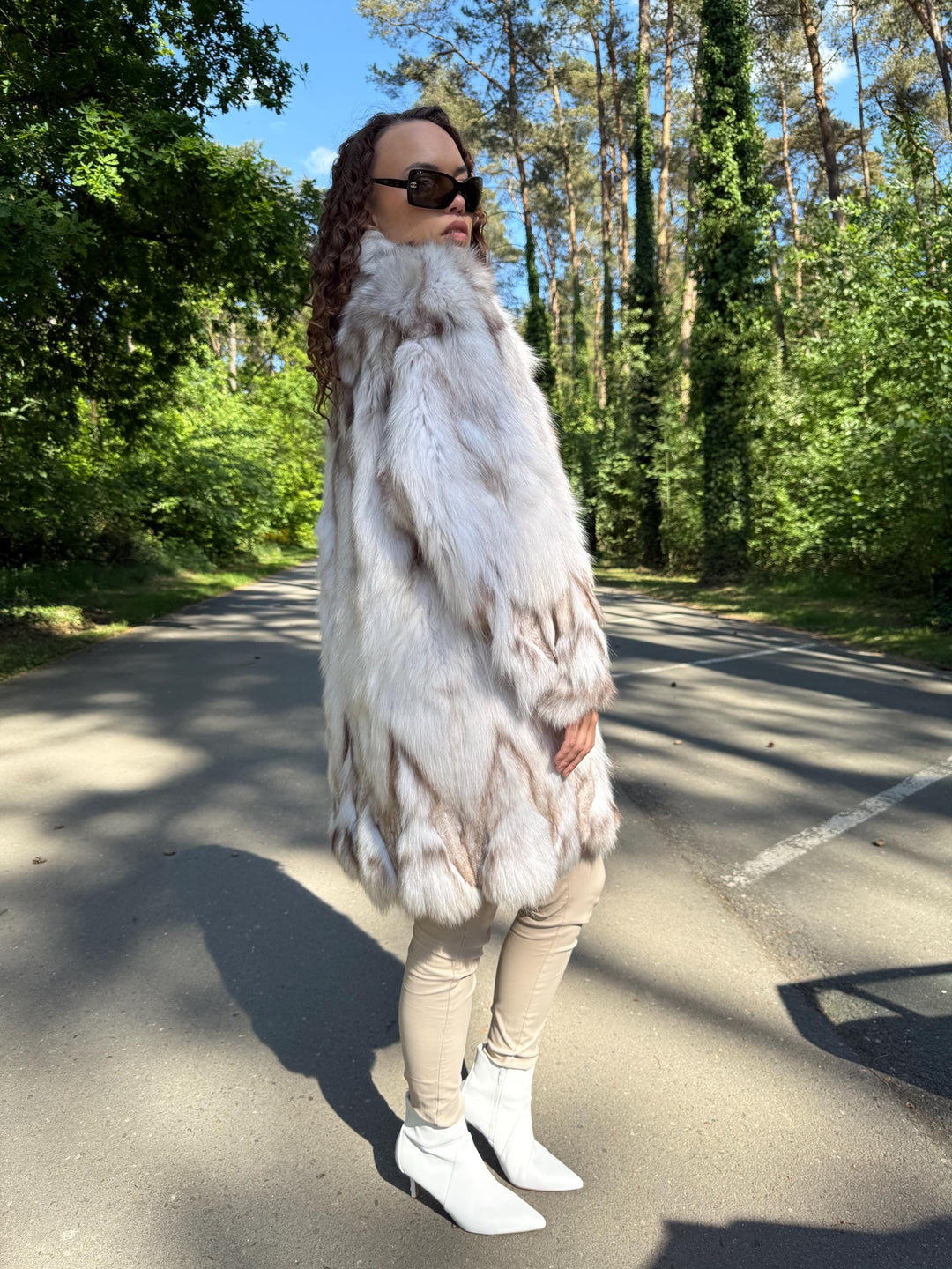 White Nordic Fox Fur Coat L – Real Soft Blue Fox, Unique Vintage Design, Warm and Cozy Feel, Elegant Look, Comfortable Winter Coat for Women