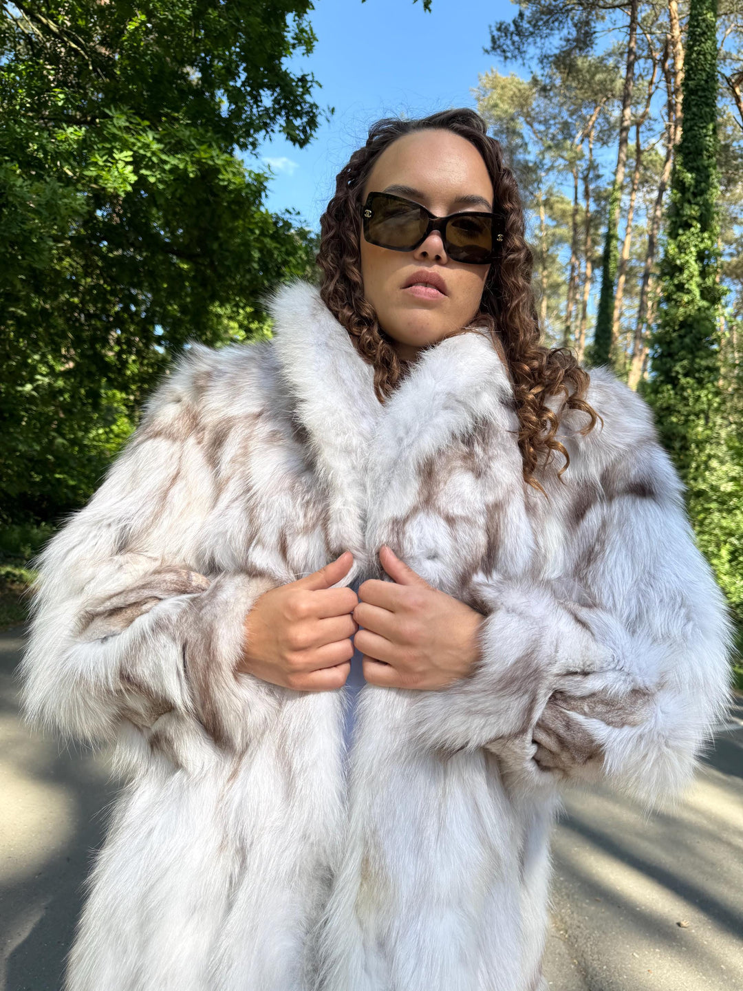 White Nordic Fox Fur Coat L – Real Soft Blue Fox, Unique Vintage Design, Warm and Cozy Feel, Elegant Look, Comfortable Winter Coat for Women