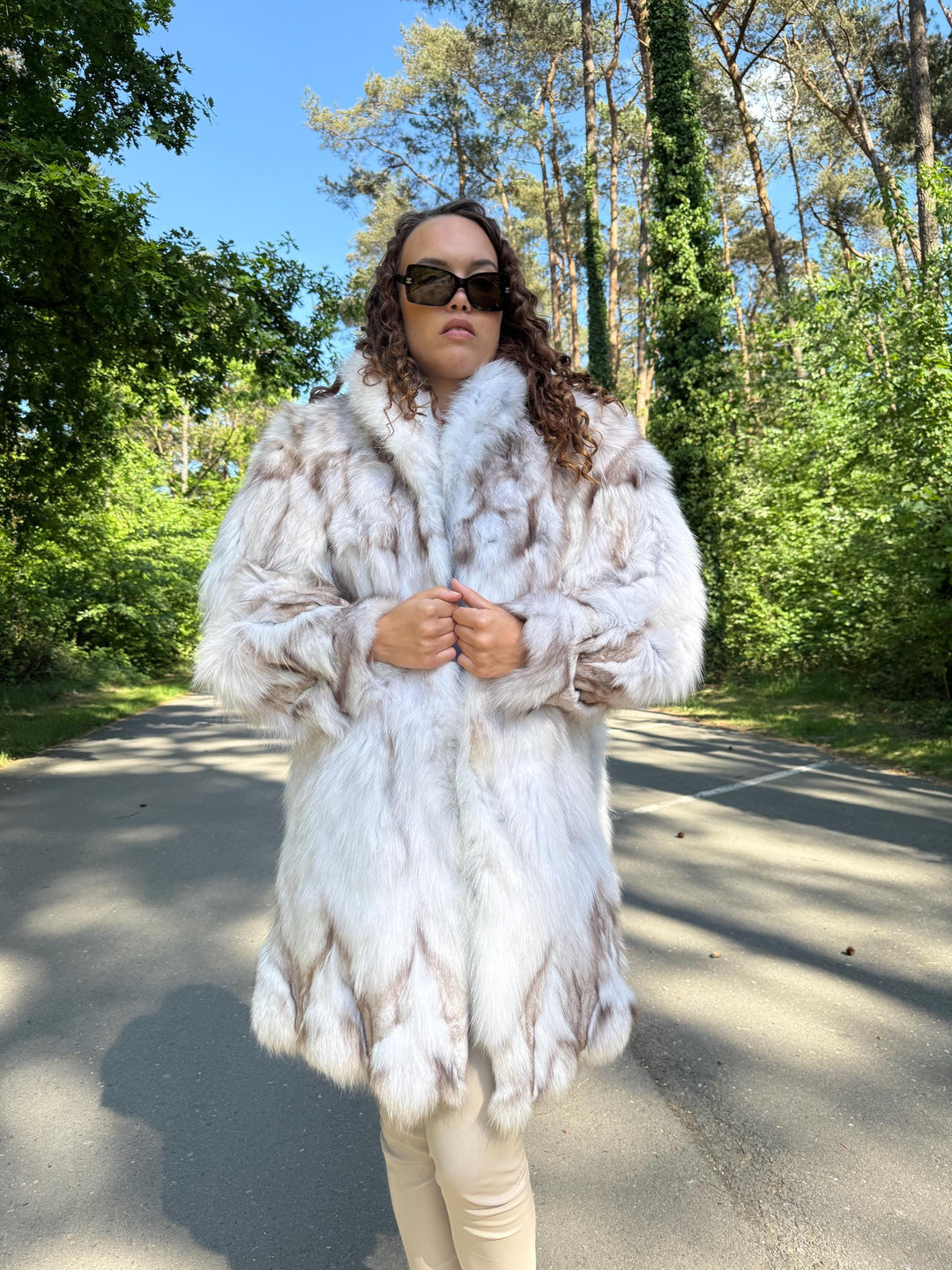 White Nordic Fox Fur Coat L – Real Soft Blue Fox, Unique Vintage Design, Warm and Cozy Feel, Elegant Look, Comfortable Winter Coat for Women