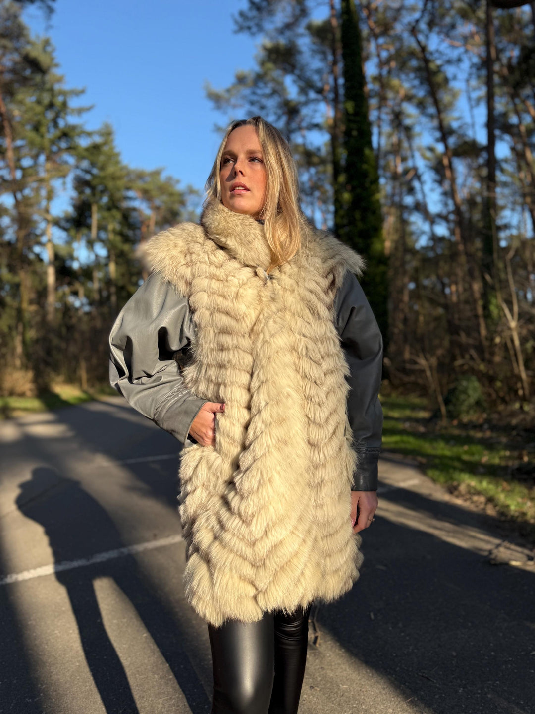 Outlet White Fox Fur Coat with Leather Sleeves, Medium Size, Real Fox Fur, Cross Fox Design, Soft and Thick White Fox Fur, Outlet Fur Coat