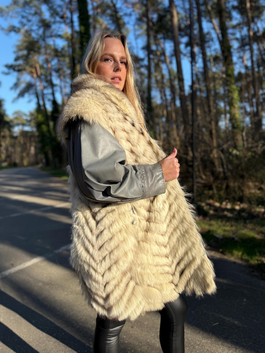 Outlet White Fox Fur Coat with Leather Sleeves, Medium Size, Real Fox Fur, Cross Fox Design, Soft and Thick White Fox Fur, Outlet Fur Coat
