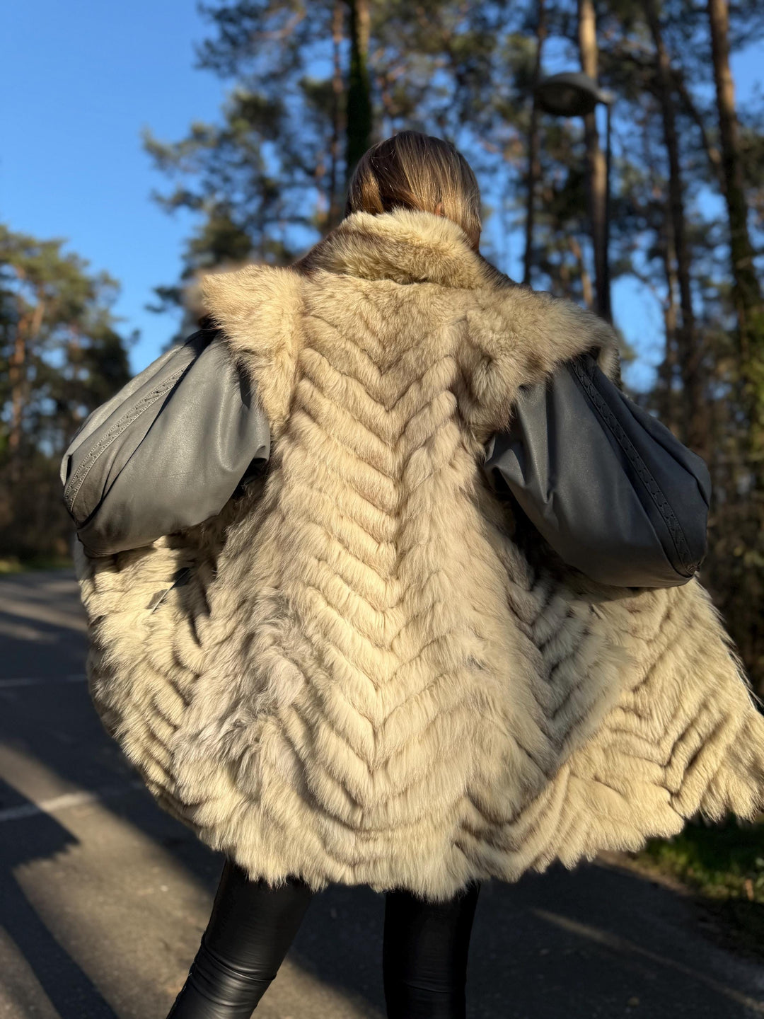 Outlet White Fox Fur Coat with Leather Sleeves, Medium Size, Real Fox Fur, Cross Fox Design, Soft and Thick White Fox Fur, Outlet Fur Coat