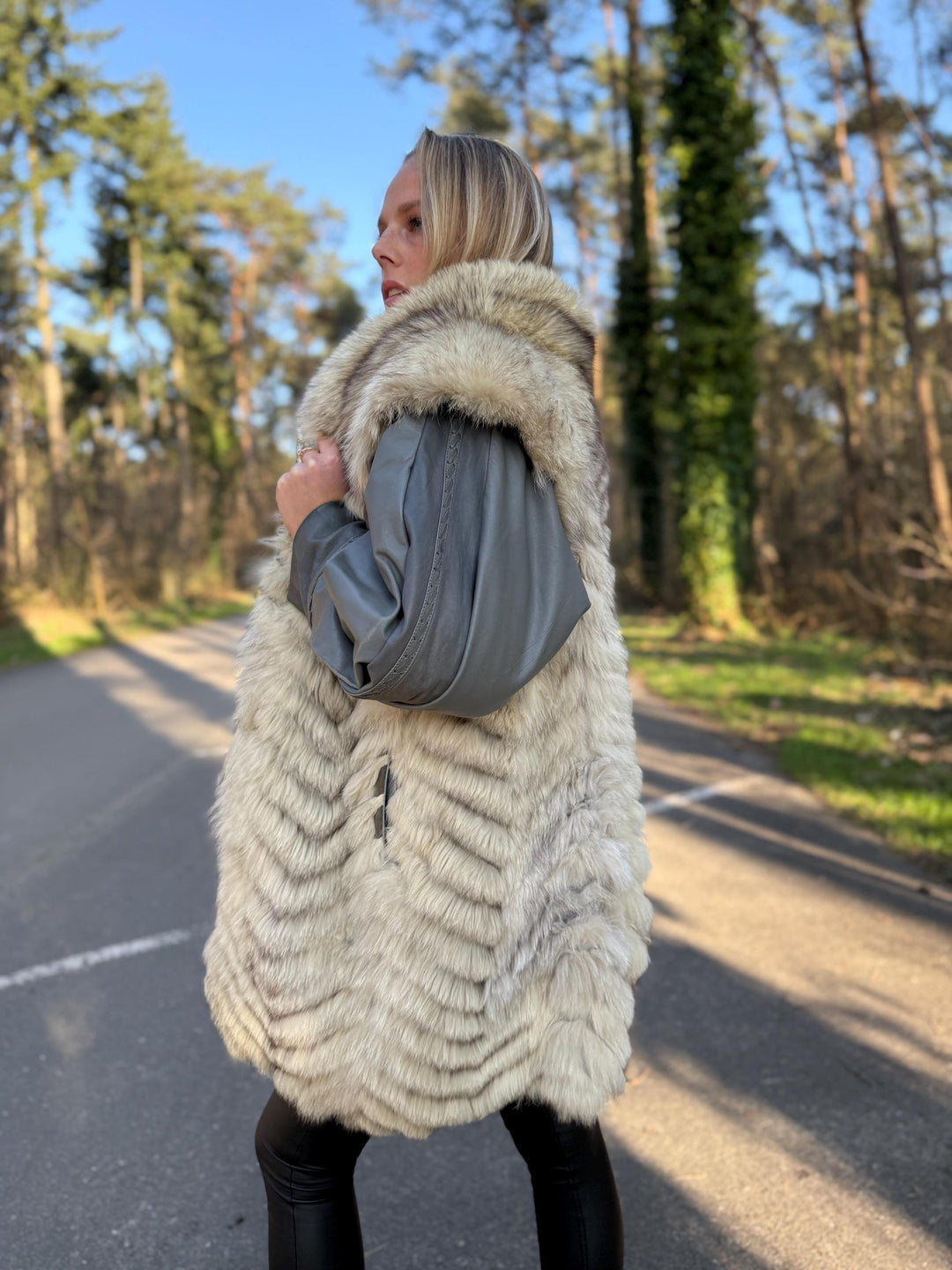 Outlet White Fox Fur Coat with Leather Sleeves, Medium Size, Real Fox Fur, Cross Fox Design, Soft and Thick White Fox Fur, Outlet Fur Coat