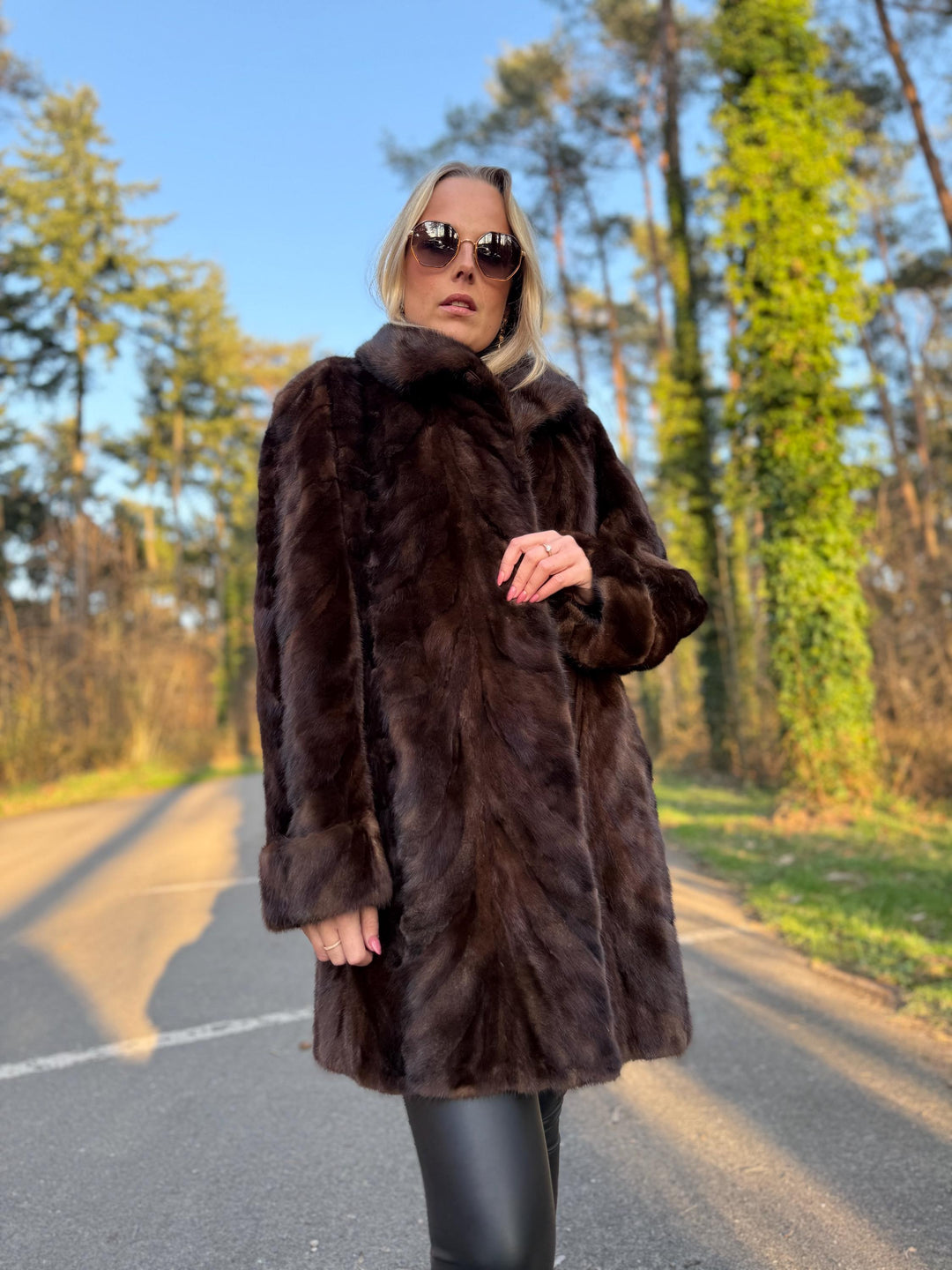 Natural Brown XL Mink Fur Jacket Made with Pieces, High-Quality Mink Fur, Soft and Luxurious, Excellent Condition, Classic and Elegant Style