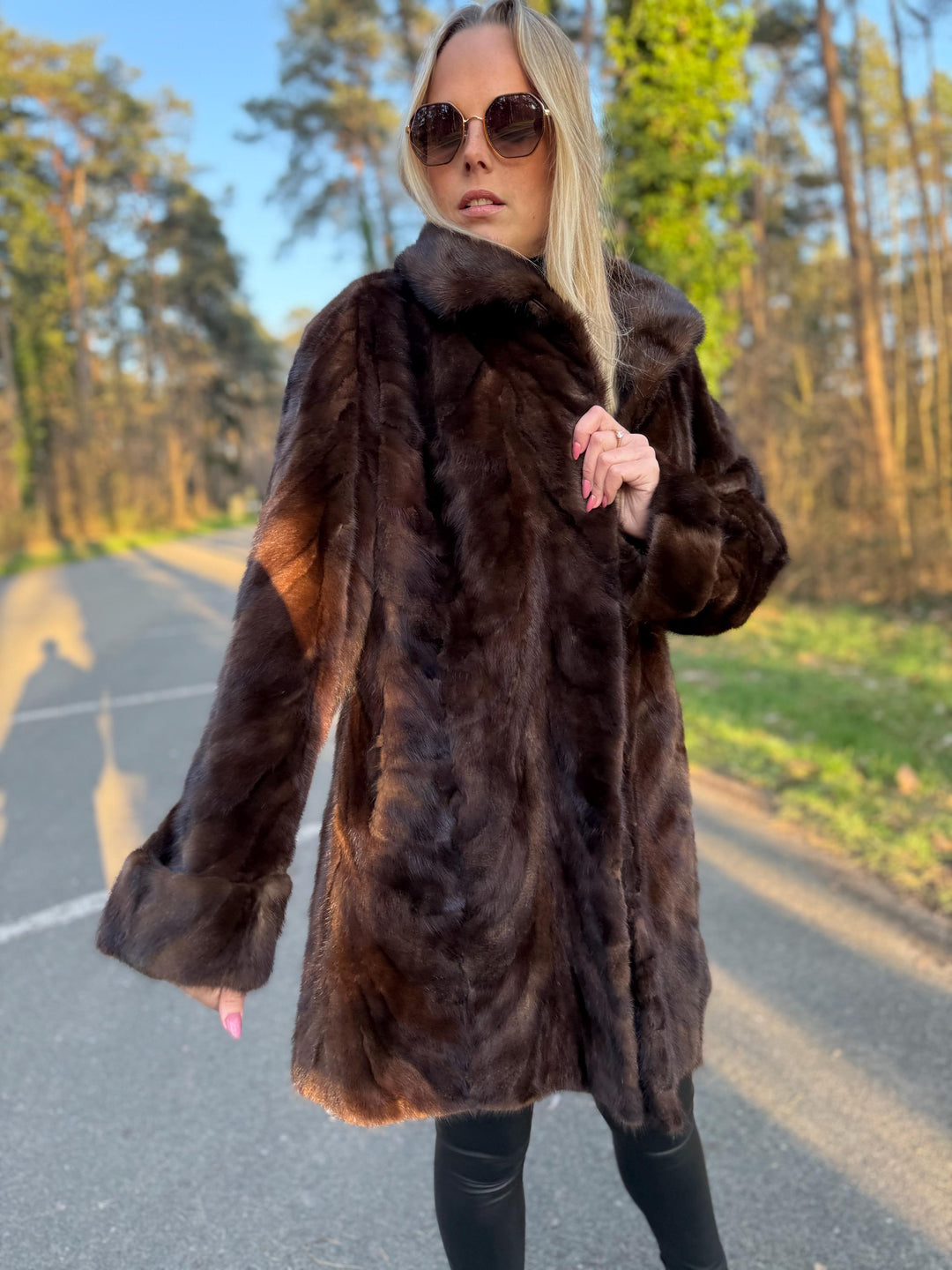 Natural Brown XL Mink Fur Jacket Made with Pieces, High-Quality Mink Fur, Soft and Luxurious, Excellent Condition, Classic and Elegant Style