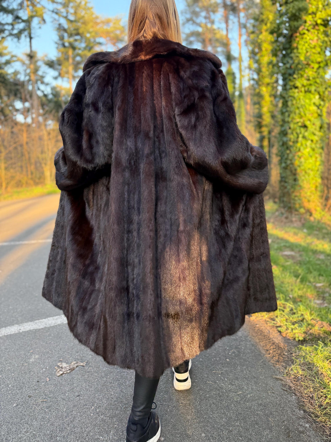 Full-Length Dark Brown Mink Fur Coat, XL/XXL Size, High-Quality Mink Fur, Soft and Luxurious, Classic Elegant Design, Perfect Fur for Winter