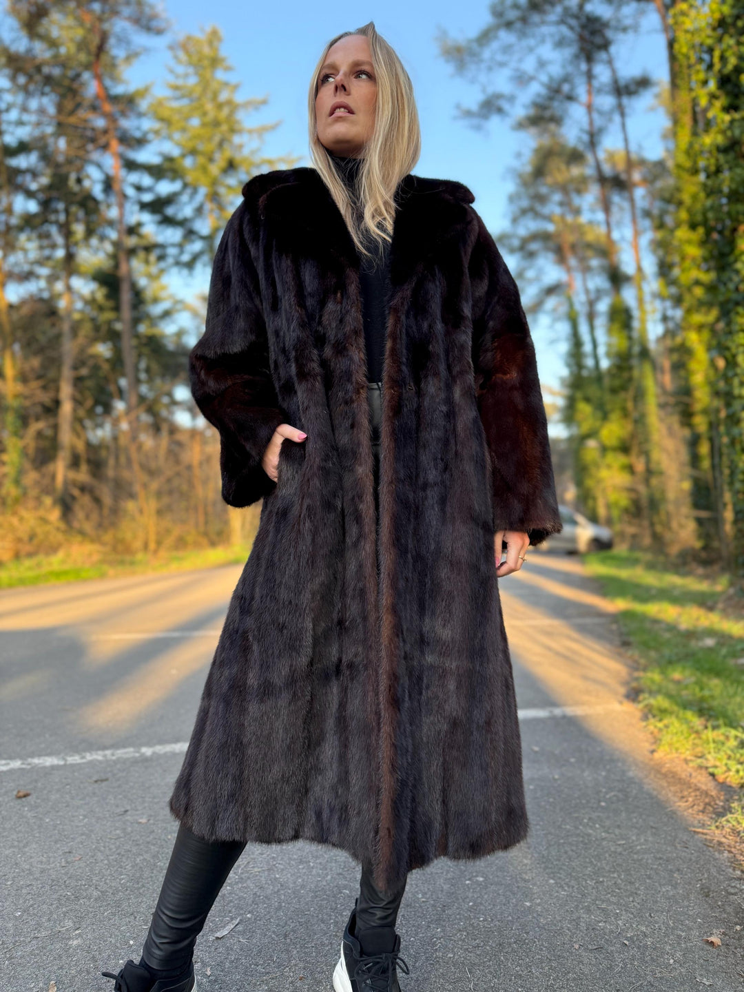 Full-Length Dark Brown Mink Fur Coat, XL/XXL Size, High-Quality Mink Fur, Soft and Luxurious, Classic Elegant Design, Perfect Fur for Winter