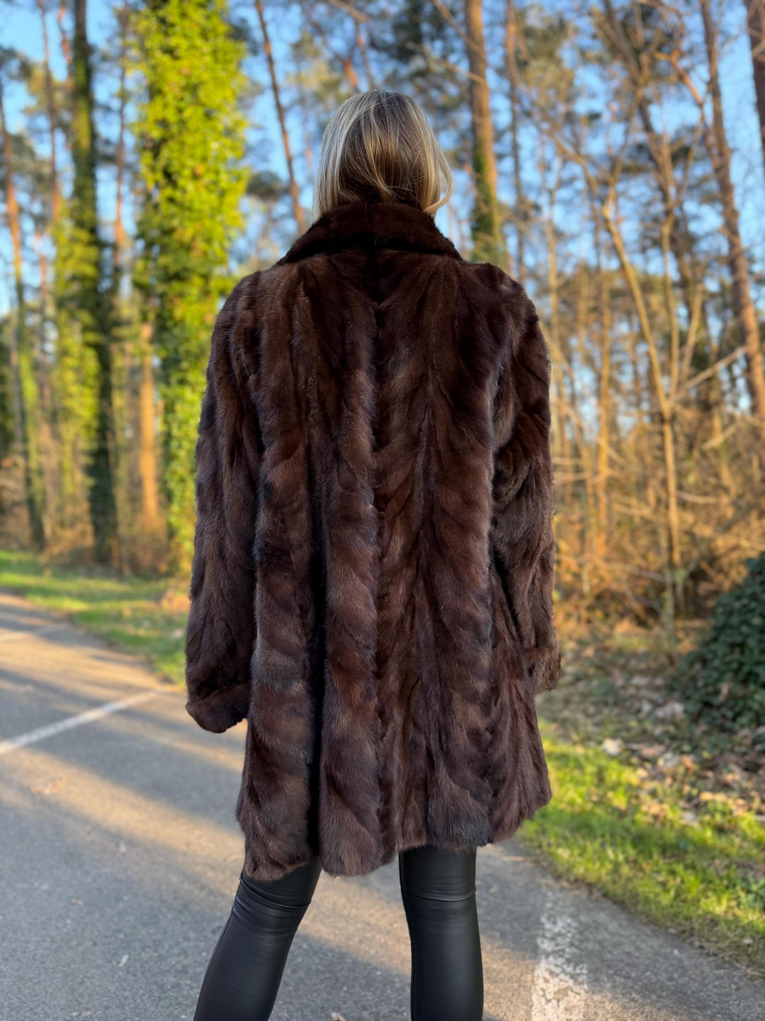Natural Brown XL Mink Fur Jacket Made with Pieces, High-Quality Mink Fur, Soft and Luxurious, Excellent Condition, Classic and Elegant Style