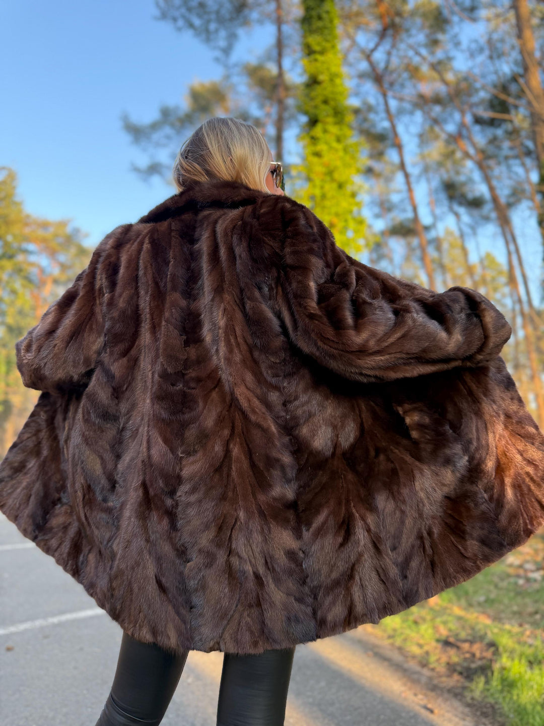 Natural Brown XL Mink Fur Jacket Made with Pieces, High-Quality Mink Fur, Soft and Luxurious, Excellent Condition, Classic and Elegant Style