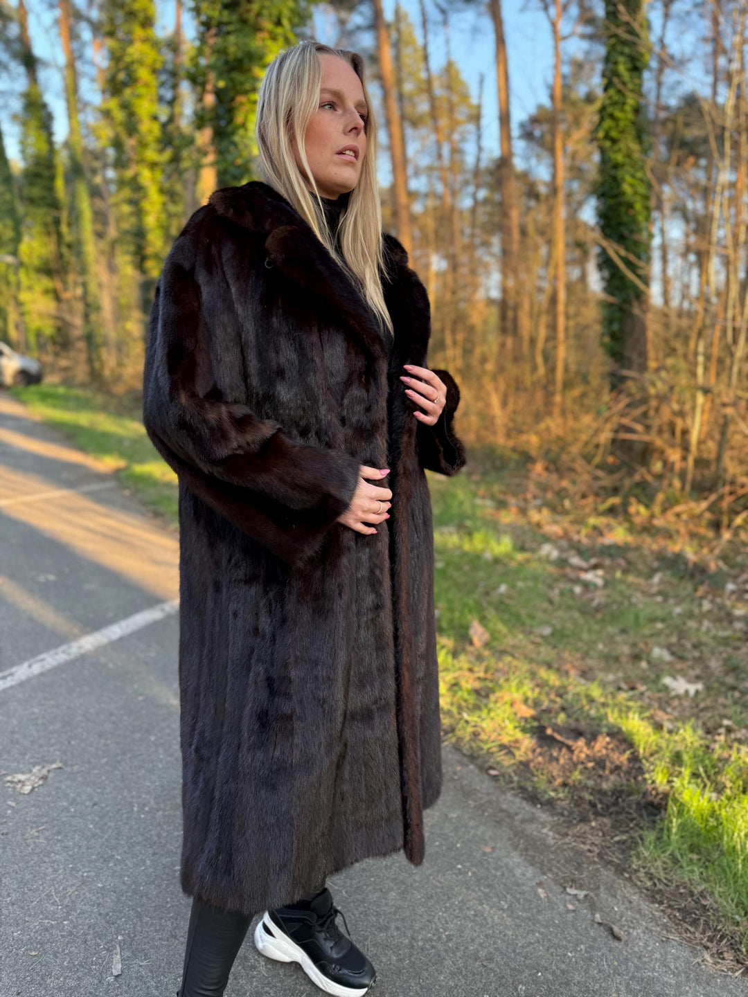 Full-Length Dark Brown Mink Fur Coat, XL/XXL Size, High-Quality Mink Fur, Soft and Luxurious, Classic Elegant Design, Perfect Fur for Winter