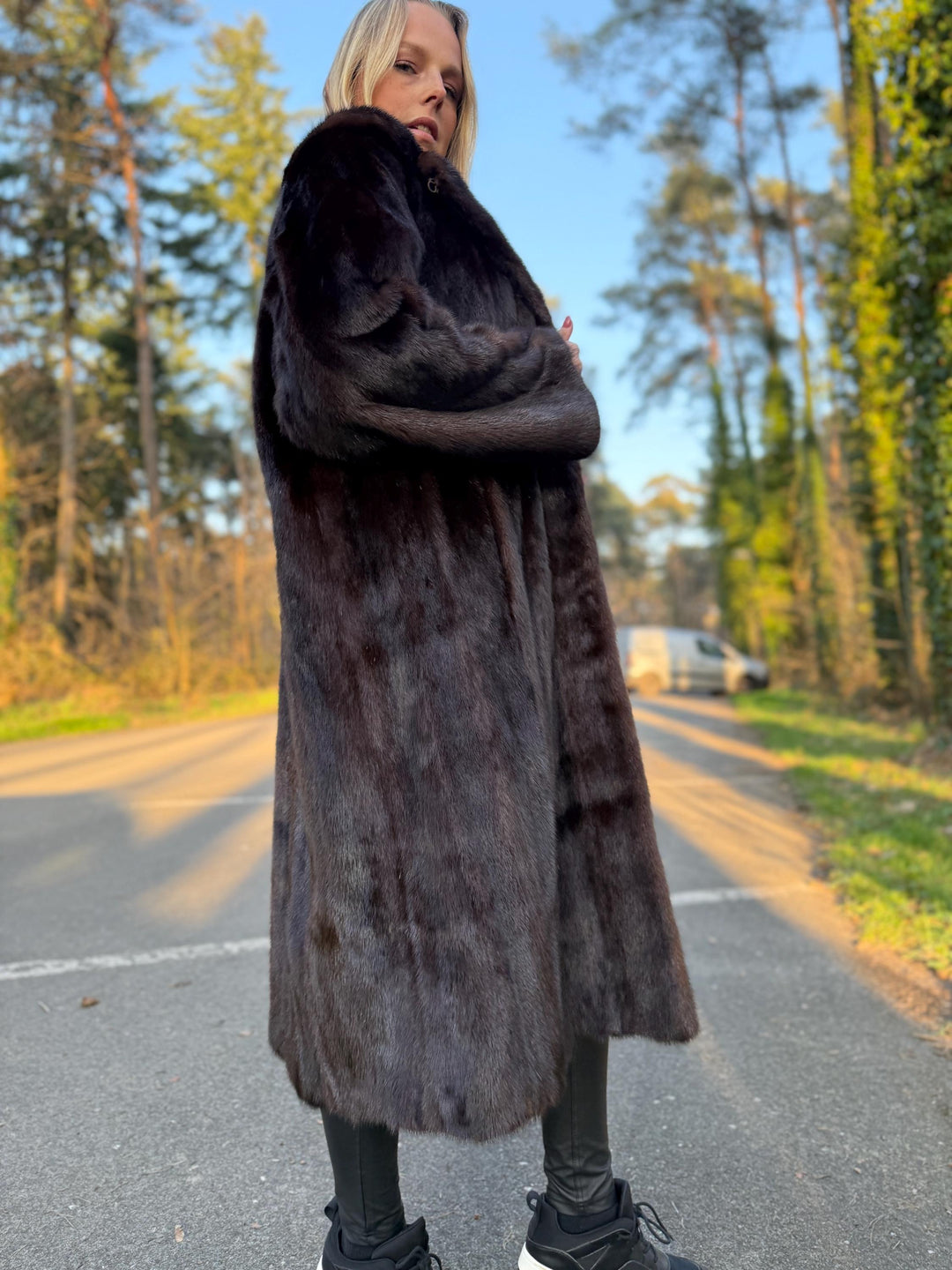 Full-Length Dark Brown Mink Fur Coat, XL/XXL Size, High-Quality Mink Fur, Soft and Luxurious, Classic Elegant Design, Perfect Fur for Winter