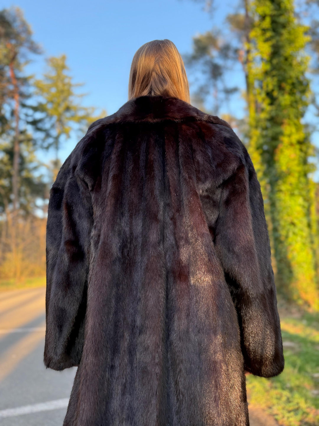 Full-Length Dark Brown Mink Fur Coat, XL/XXL Size, High-Quality Mink Fur, Soft and Luxurious, Classic Elegant Design, Perfect Fur for Winter
